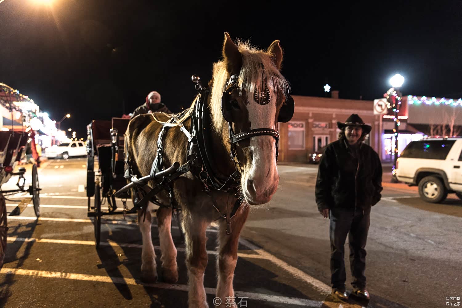 当地人开的各式老爷车，为游人准备的复古的马车，都让人看到过去的历史