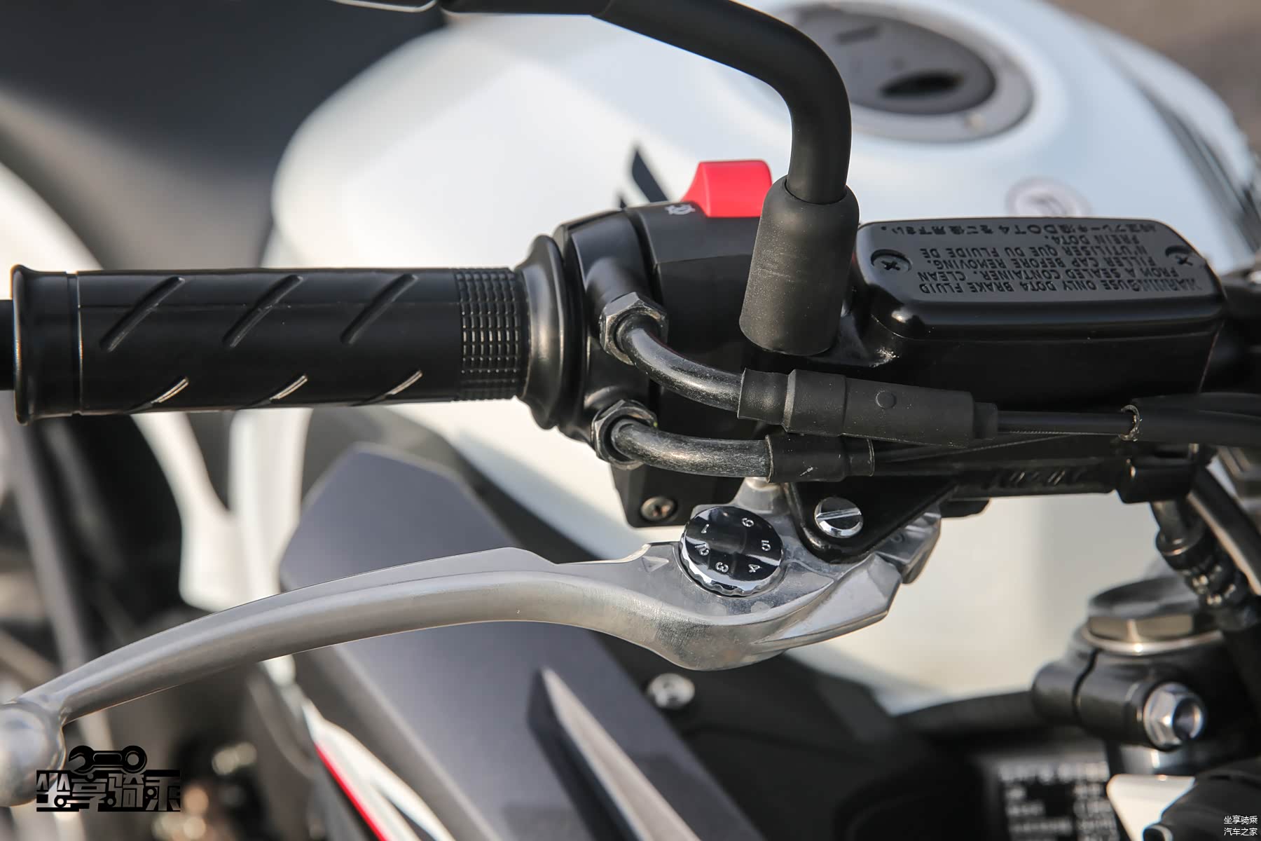 刹车拉杆提供六段位置调节，节气门为拉线结构