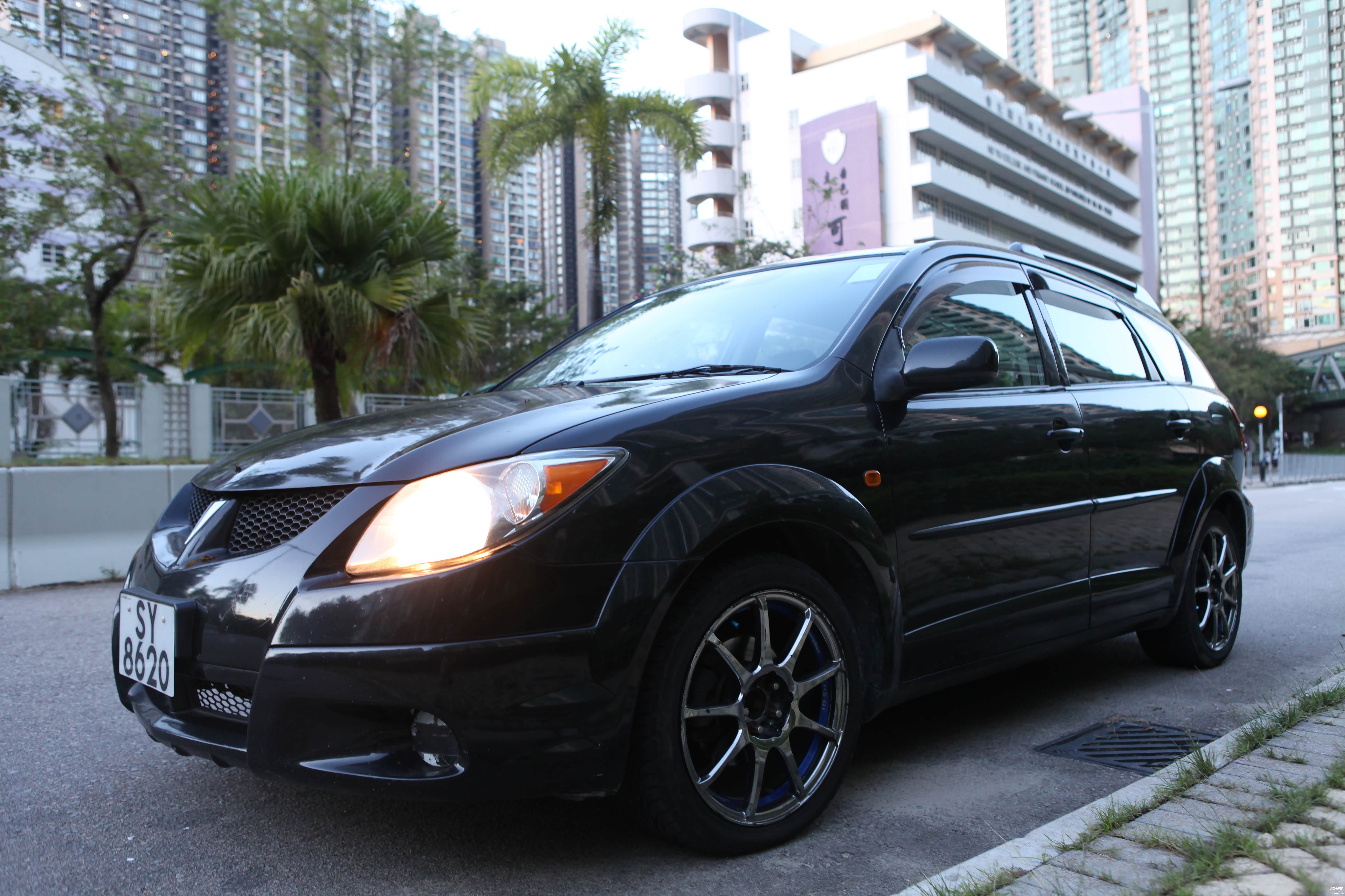 乍一看好像一部重度改装外观的丰田