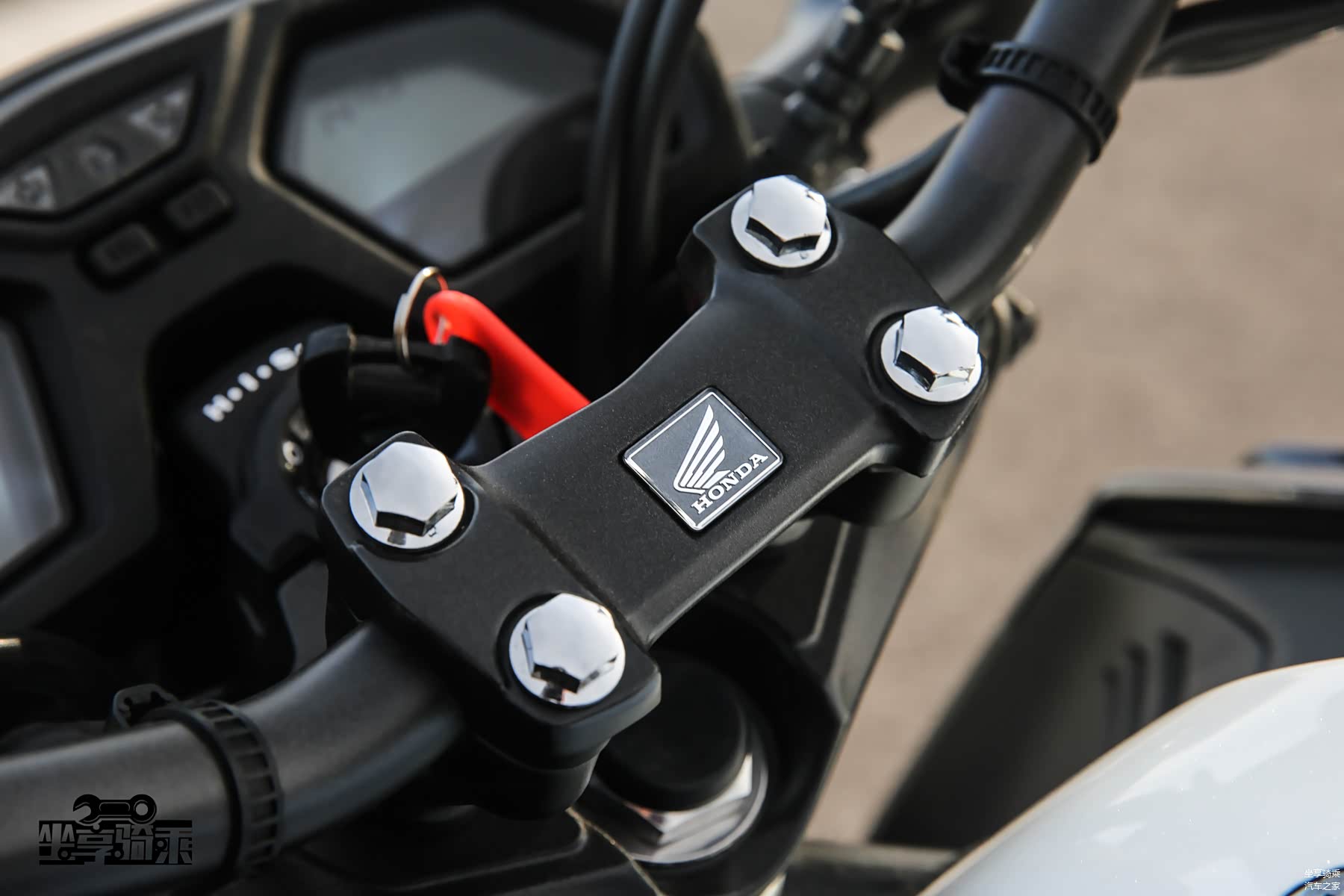车把上方精致的本田Logo