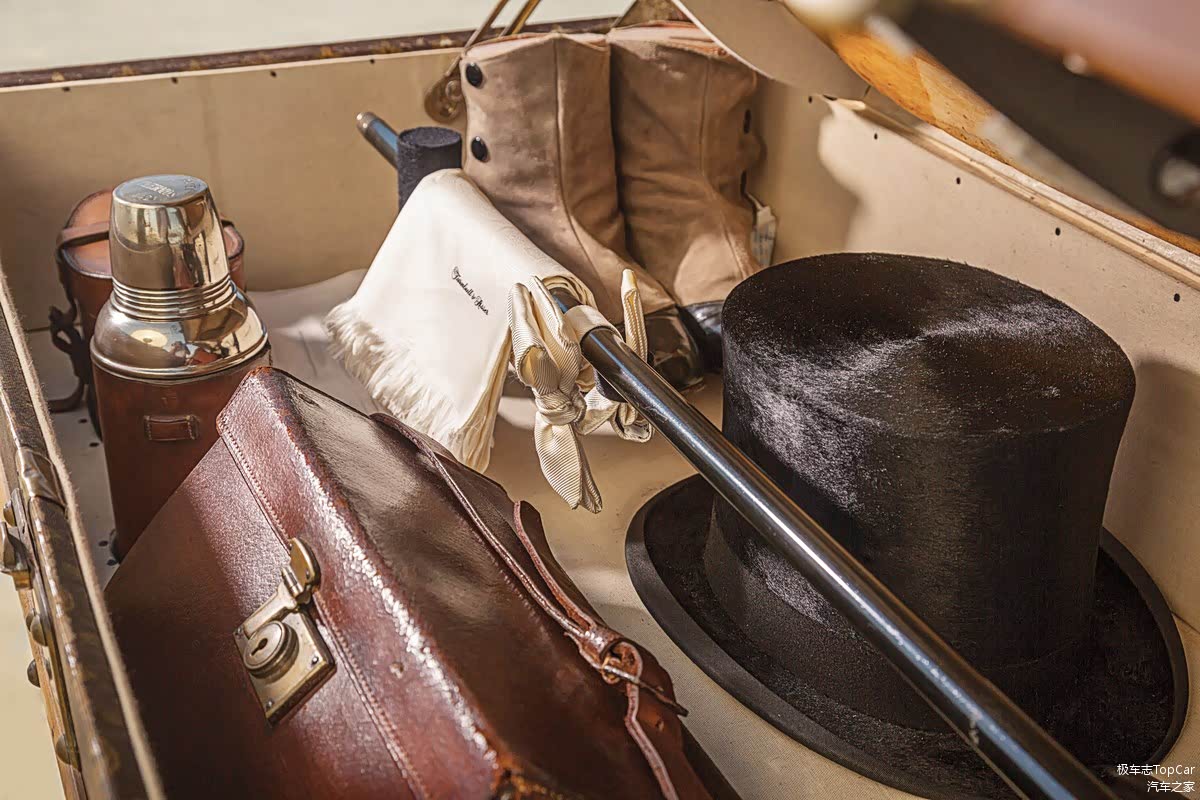 保存完好的旅行箱里放置着一顶高顶礼帽，一条白领结，袖扣和衣领盒，一条滕博阿瑟围巾。