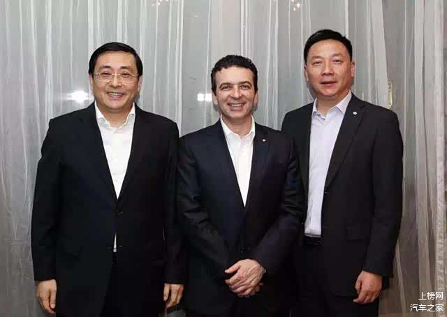 东风日产乘用车公司总经理埃尔顿·谷硕（中）访问中天汽车