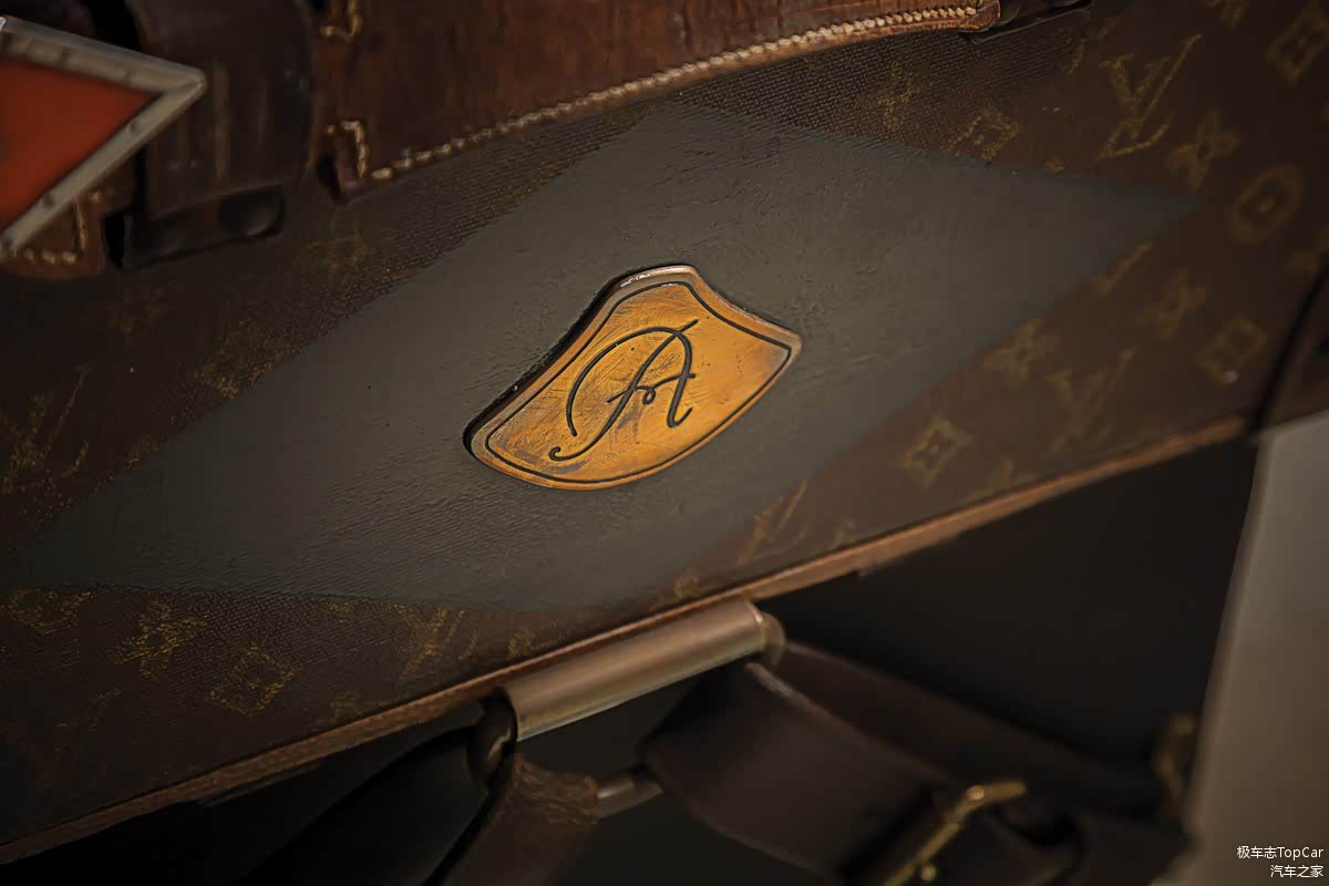 这辆保存完好的第一代幻影还拥有一些迷人的配件，尤其是这个珍稀无比的路易·威登汽车旅行箱。