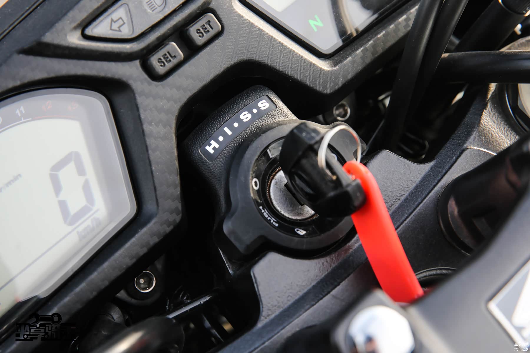 H.I.S.S全称为本田点火防盗系统，就是我们常说的芯片钥匙，钥匙中的防盗芯片和ECU适配才可发动车