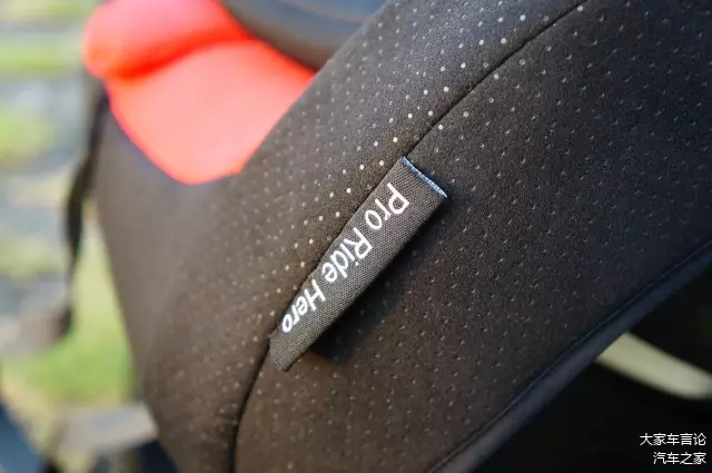 座椅整体可调角度，迎合不同年龄段的坐姿