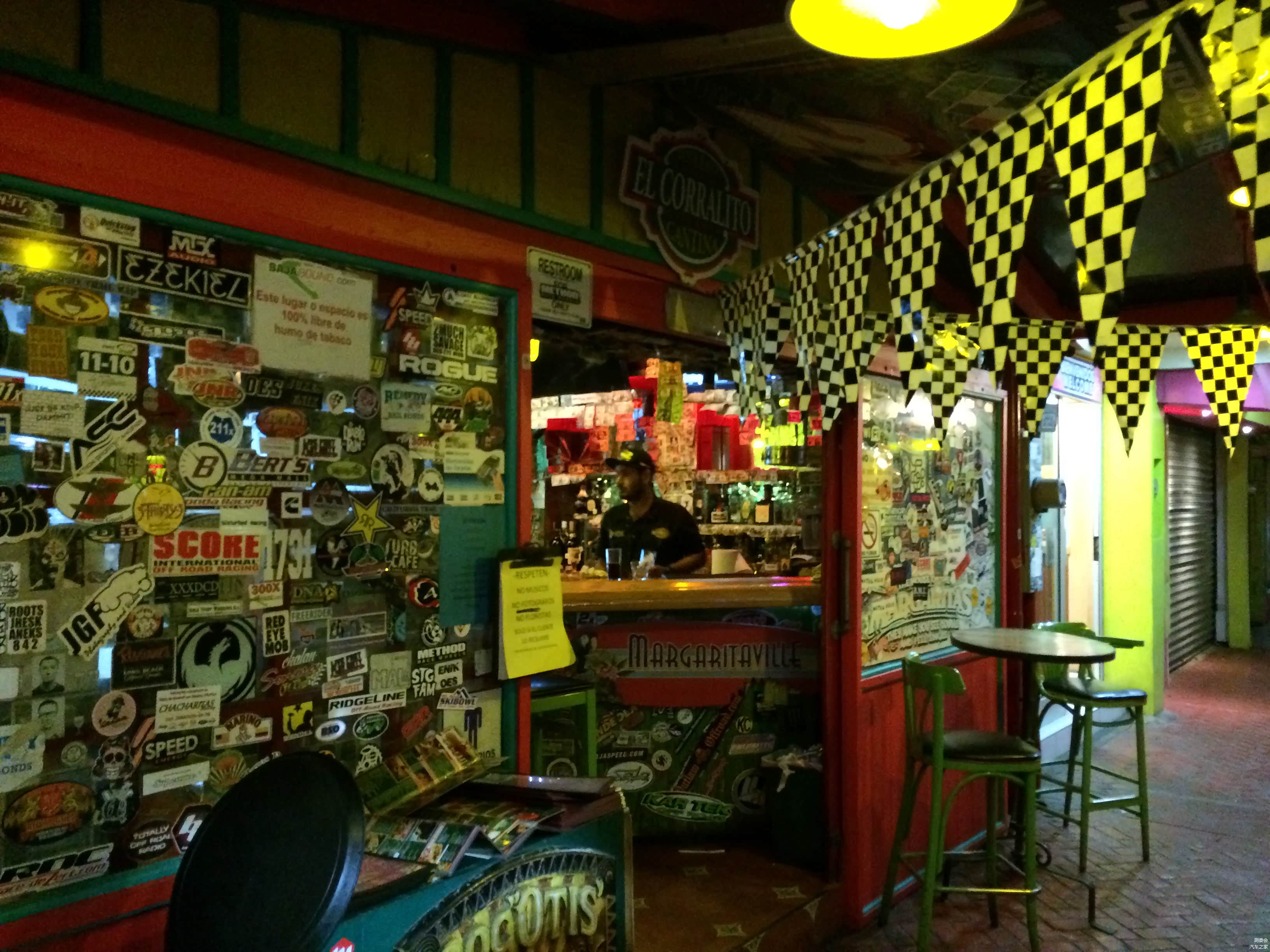 Ensenada到处都能看到赛车元素和车队及赞助商的足迹