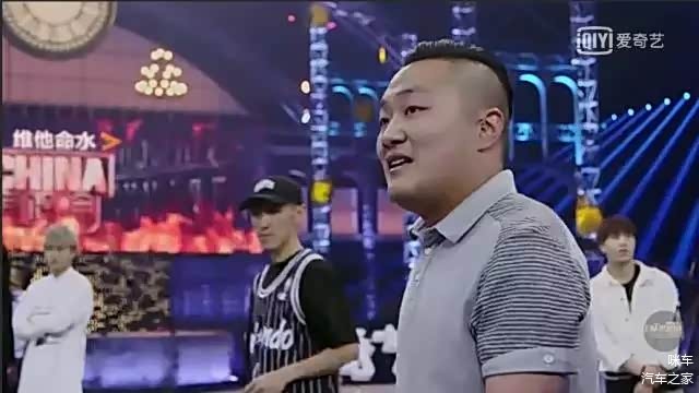 穿着polo衫参赛的孙八一