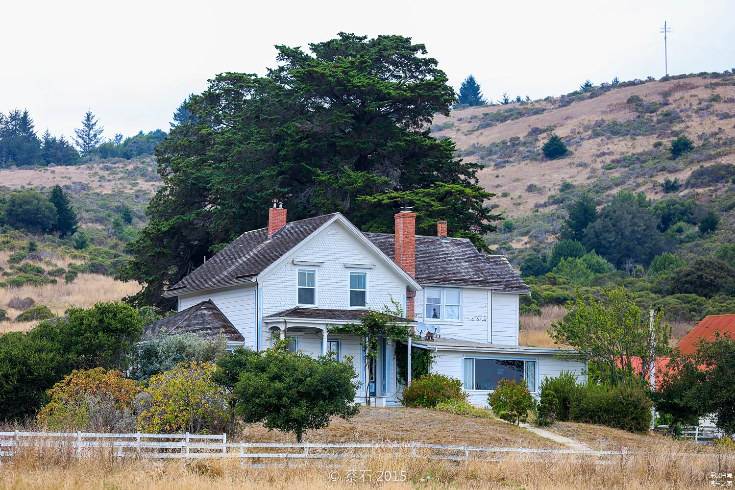 走过刚才那段险峻的山路，1号公路会带你来到一段与海面平行的湾区