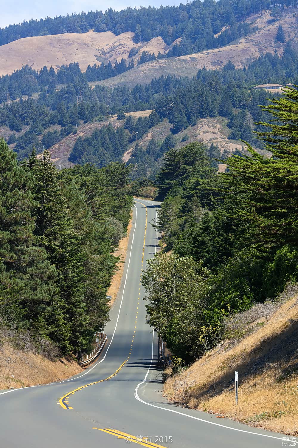 1号公路虽然在各种海边山谷中穿梭，路面比较狭窄，但路面情况极佳