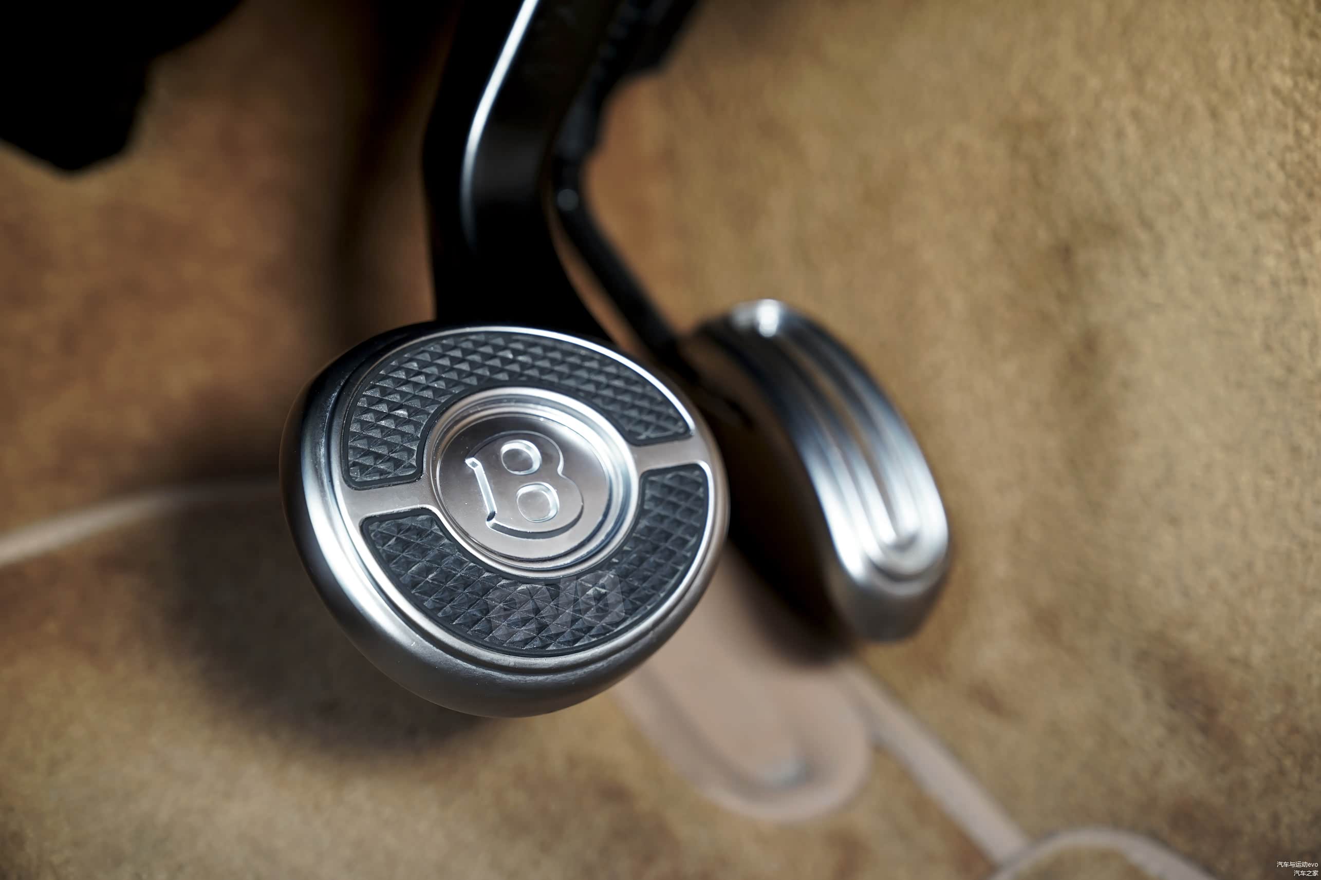 油门和刹车踏板采用合金制造