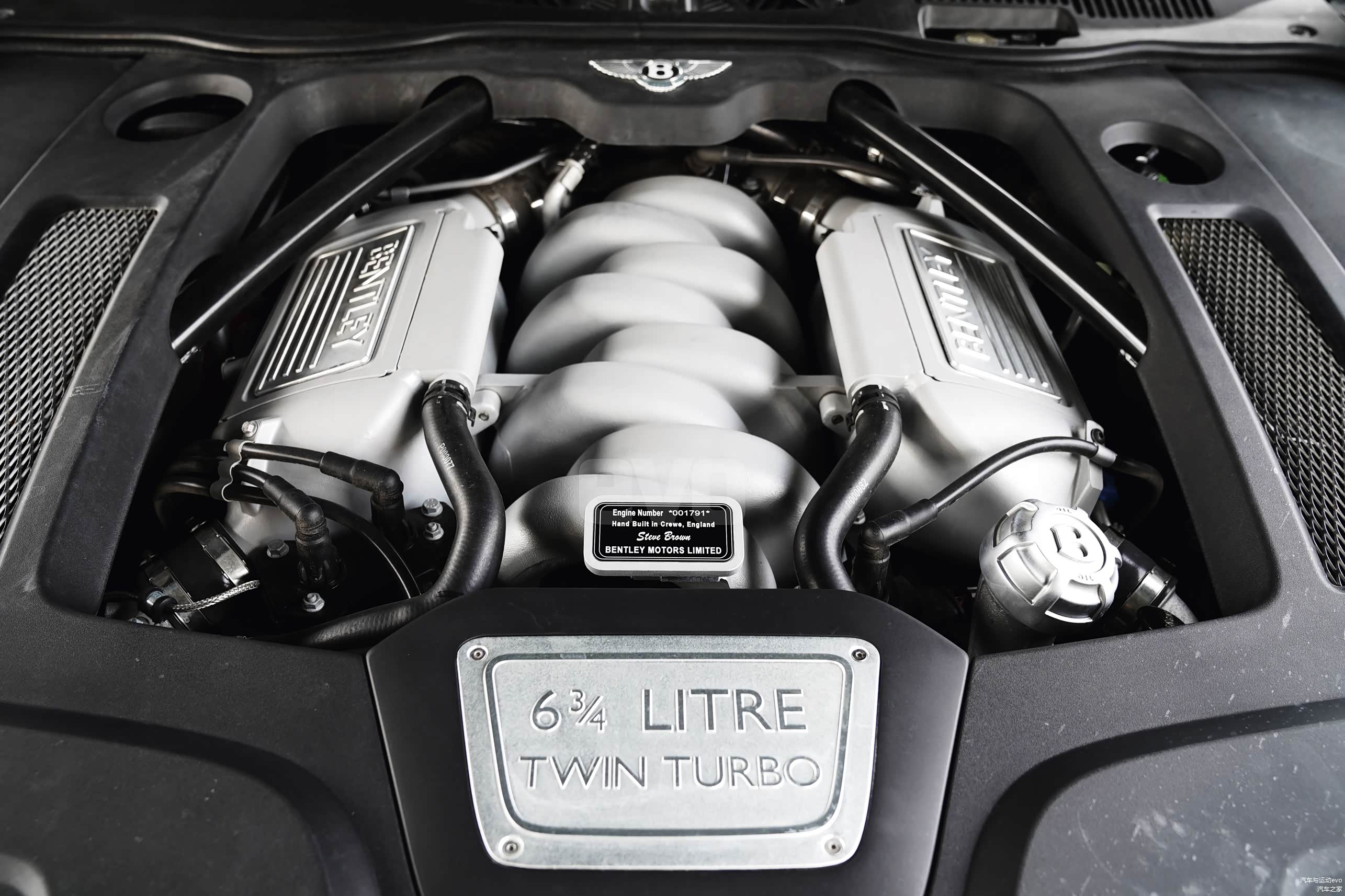 强劲的动力来自于古老的6¾L V8双涡轮增压发动机