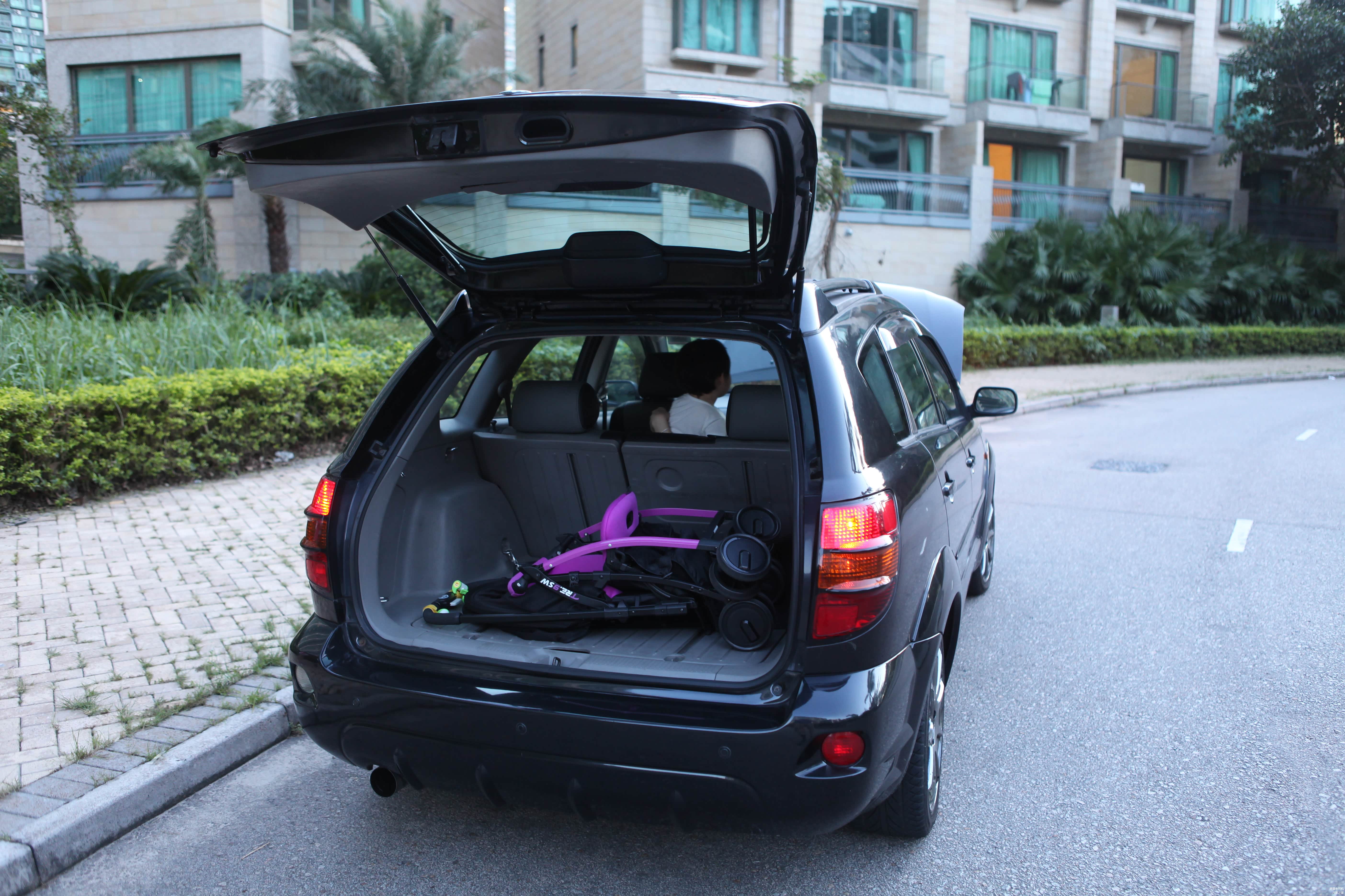 后座翻折后和后备箱地板全平，并且有坚硬的地板保护，非常适合拉货。