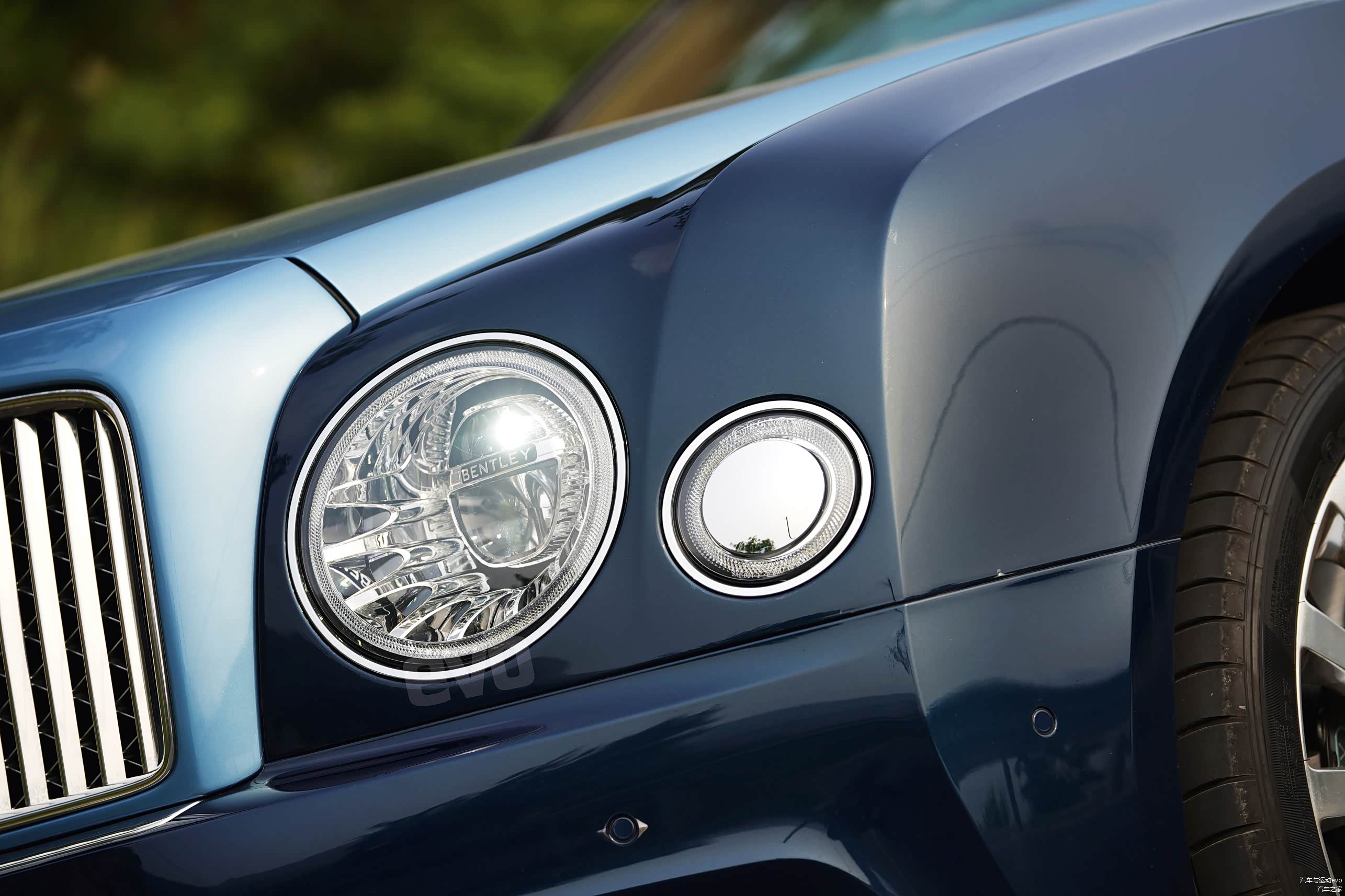 古典的双圆灯式设计，大灯清洗在小灯中间