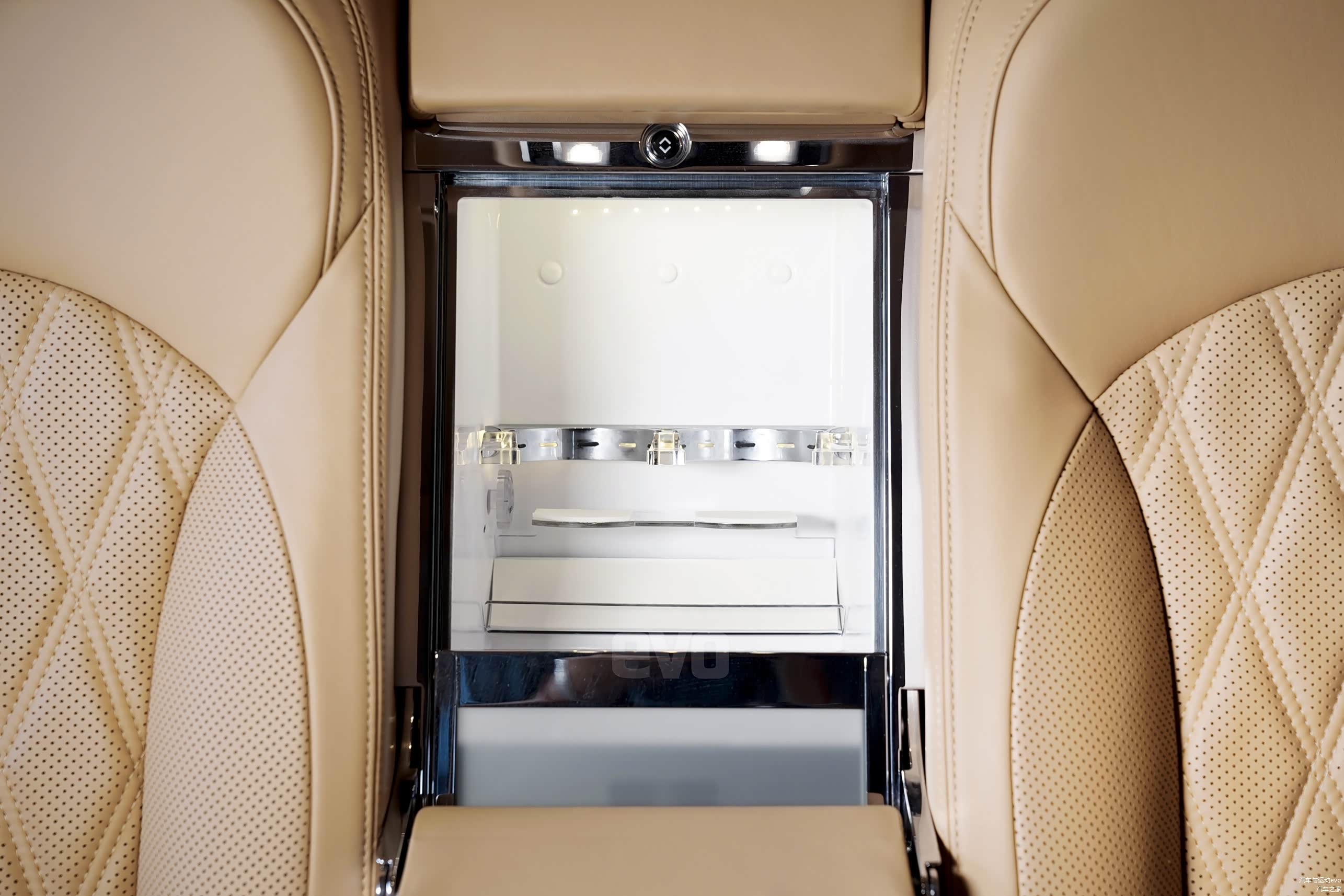 充满格调的冰箱放置在后排座椅的中间