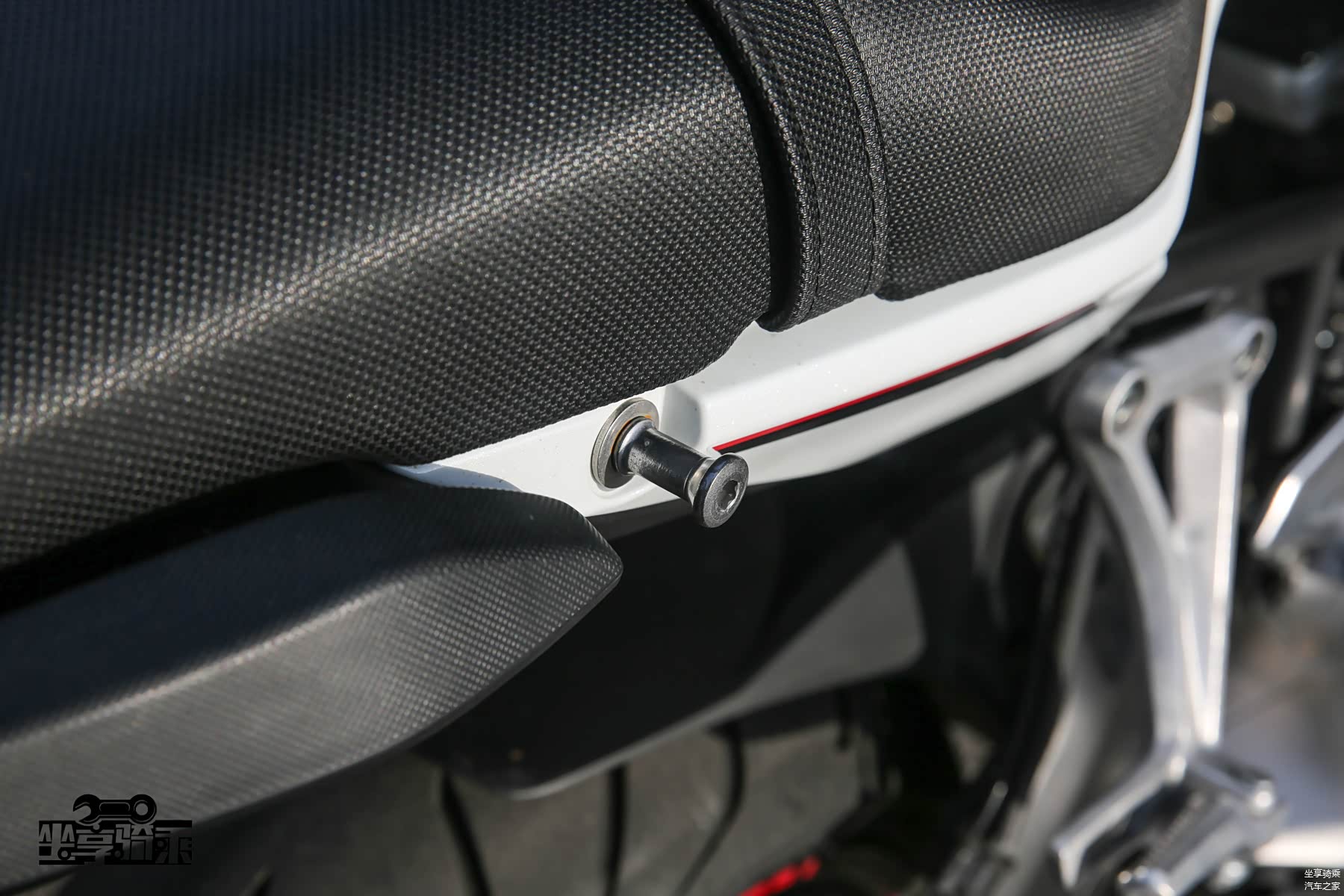 后座侧方的固定点据推测是为加装扶手预留的