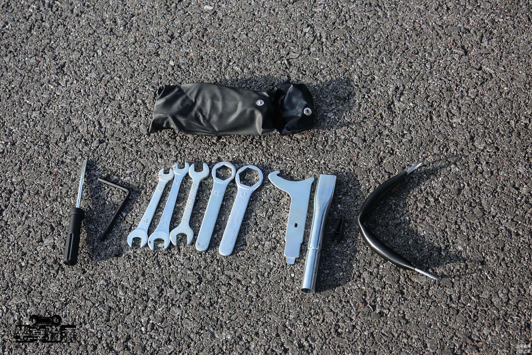 坐垫下方配备的随车工具十分齐全，除了各尺寸的扳手外，还有调节后避震预载使用的专用扳手