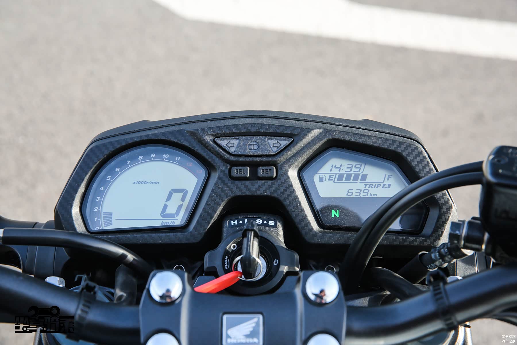 仪表采用左右双单色电子屏设计，仪表外框使用了仿碳纤维工艺