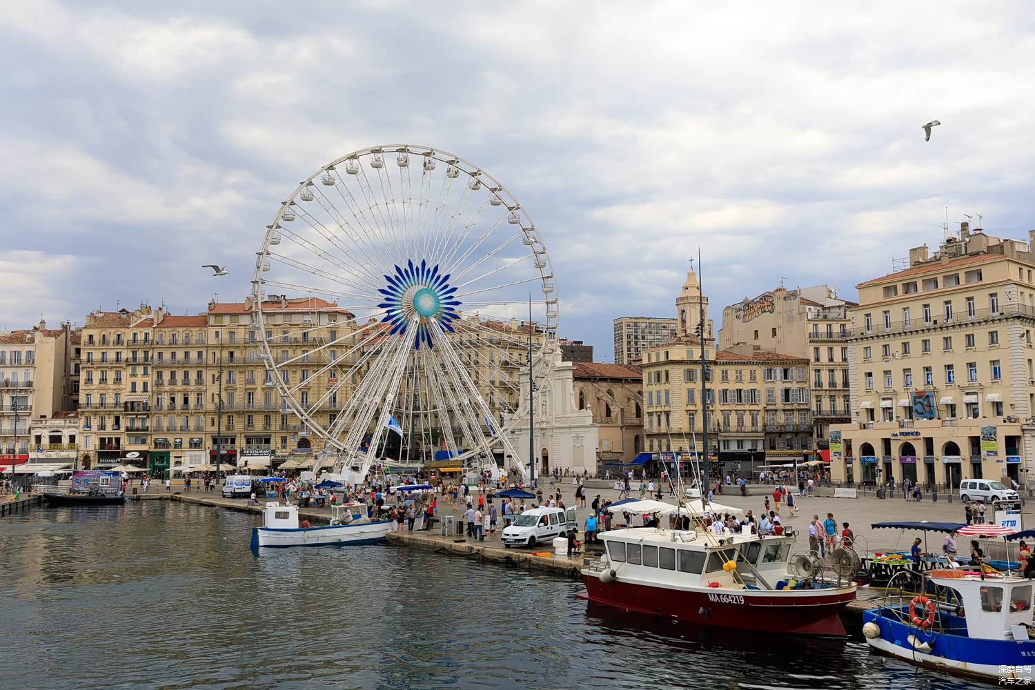 摩天轮和密密麻麻的各式帆船是旧港的标志