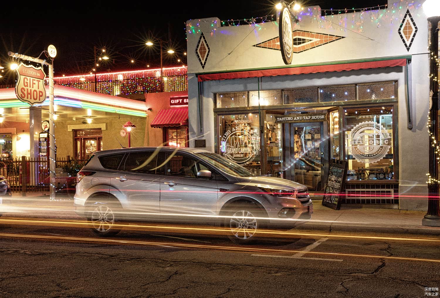 小镇并不大，66号公路从镇中央经过，旁边全是各种保留完好的汽车旅馆、酒巴、咖啡馆