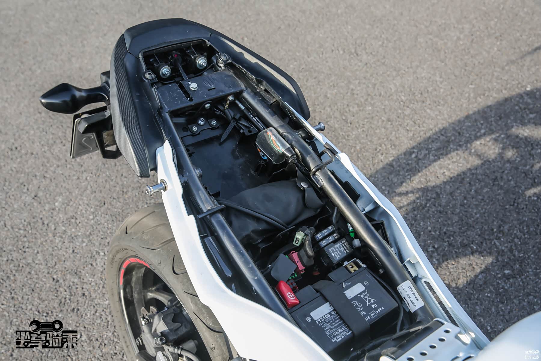 打开坐垫后可清楚看到钢管材质的副车架