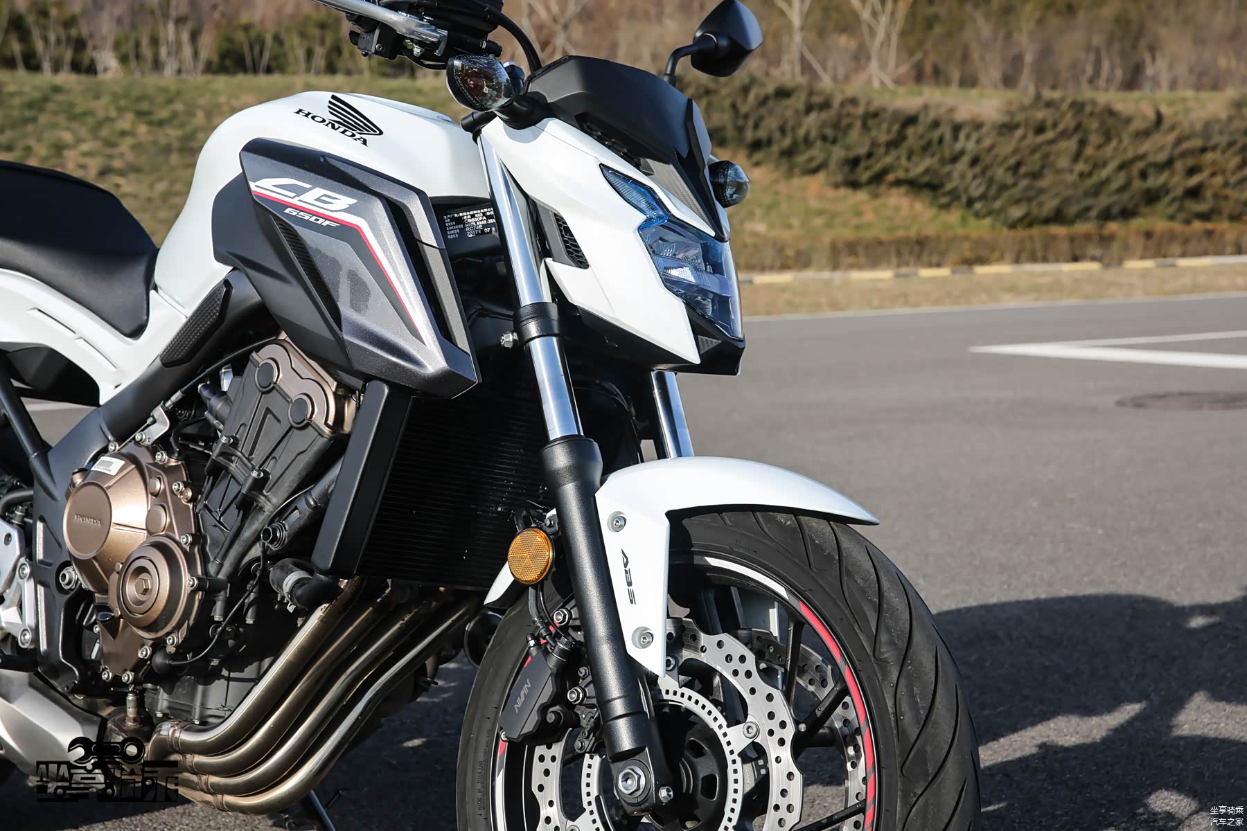 前避震由Showa（昭和）出品，正置结构