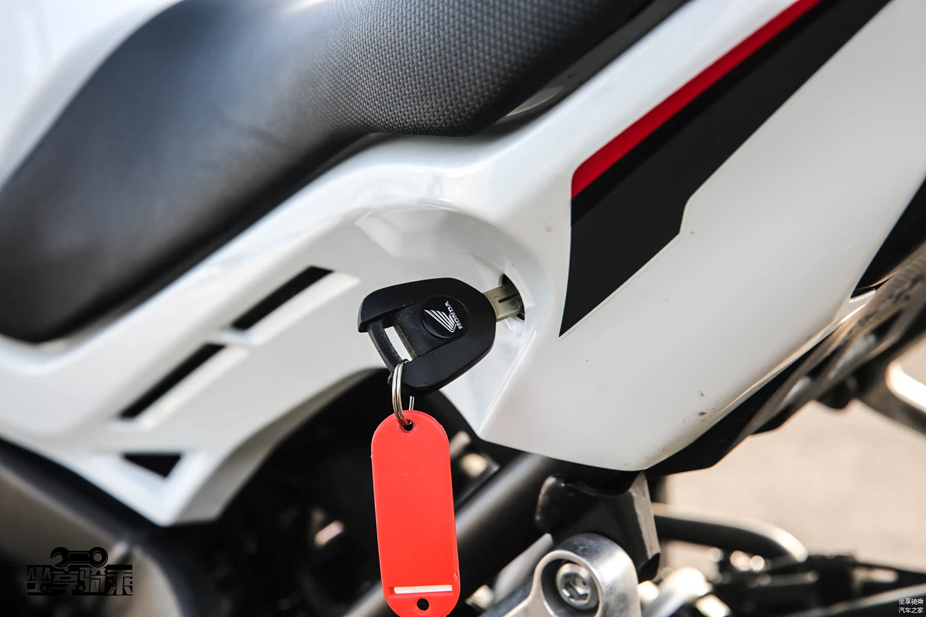 通过左后方的钥匙孔，可以打开坐垫
