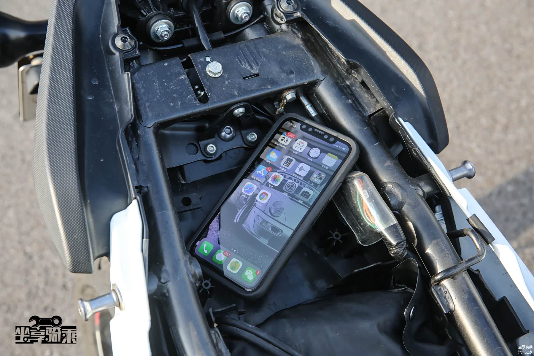 后座下方有一部分储物空间，可以放置碟刹锁等随车物品