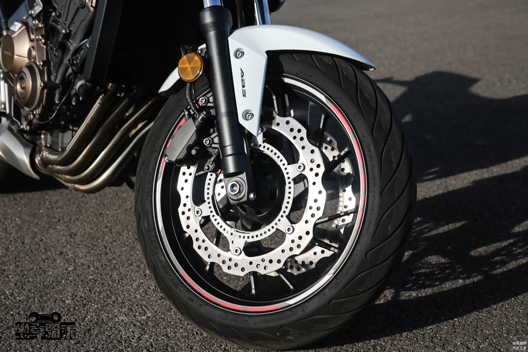 前轮胎尺寸为120/70 R17