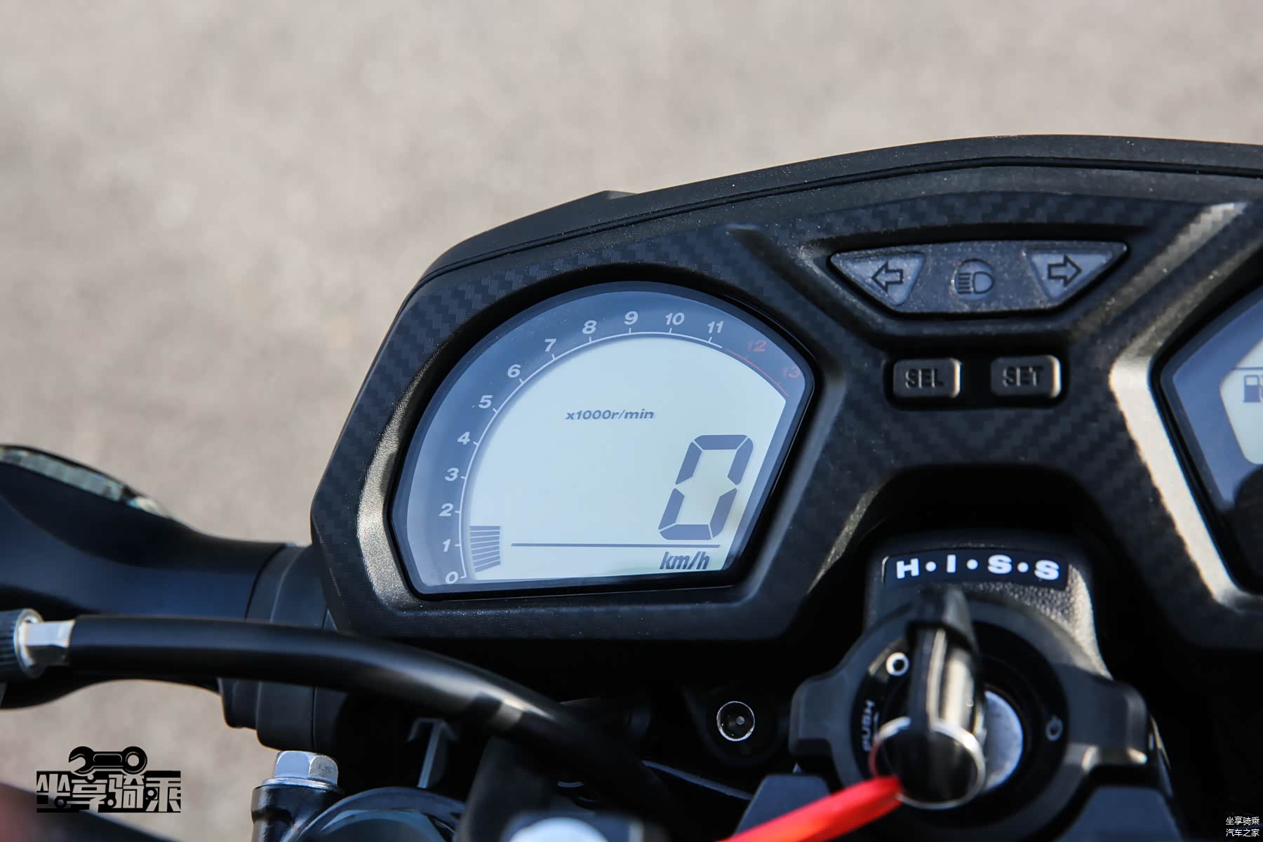 左侧为时速表、转速表，11500rpm的红线在四缸发动机中有些偏低