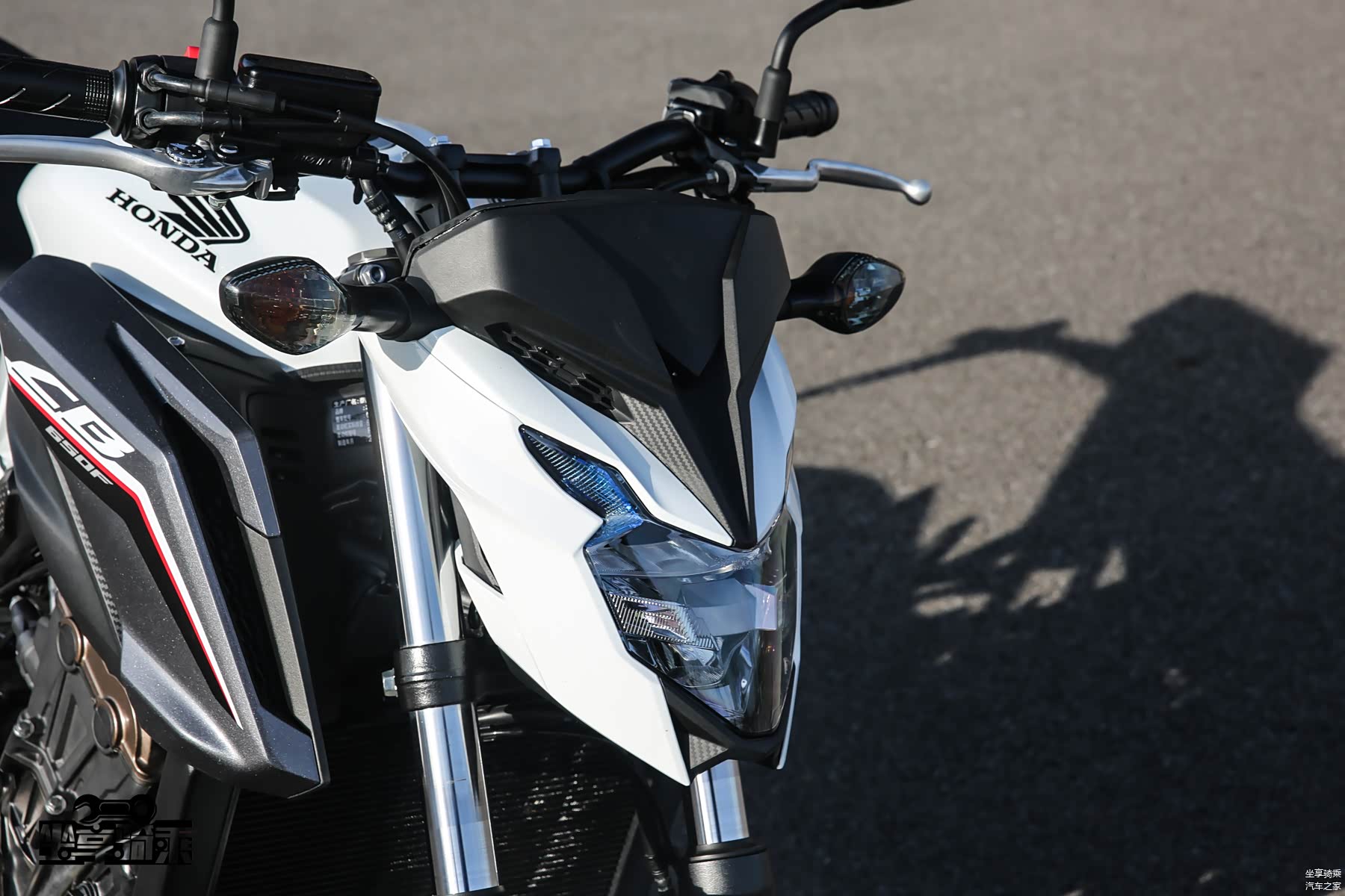 新一代本田车型均搭载LED光源大灯，转向灯采用熏黑风格，卤素光源