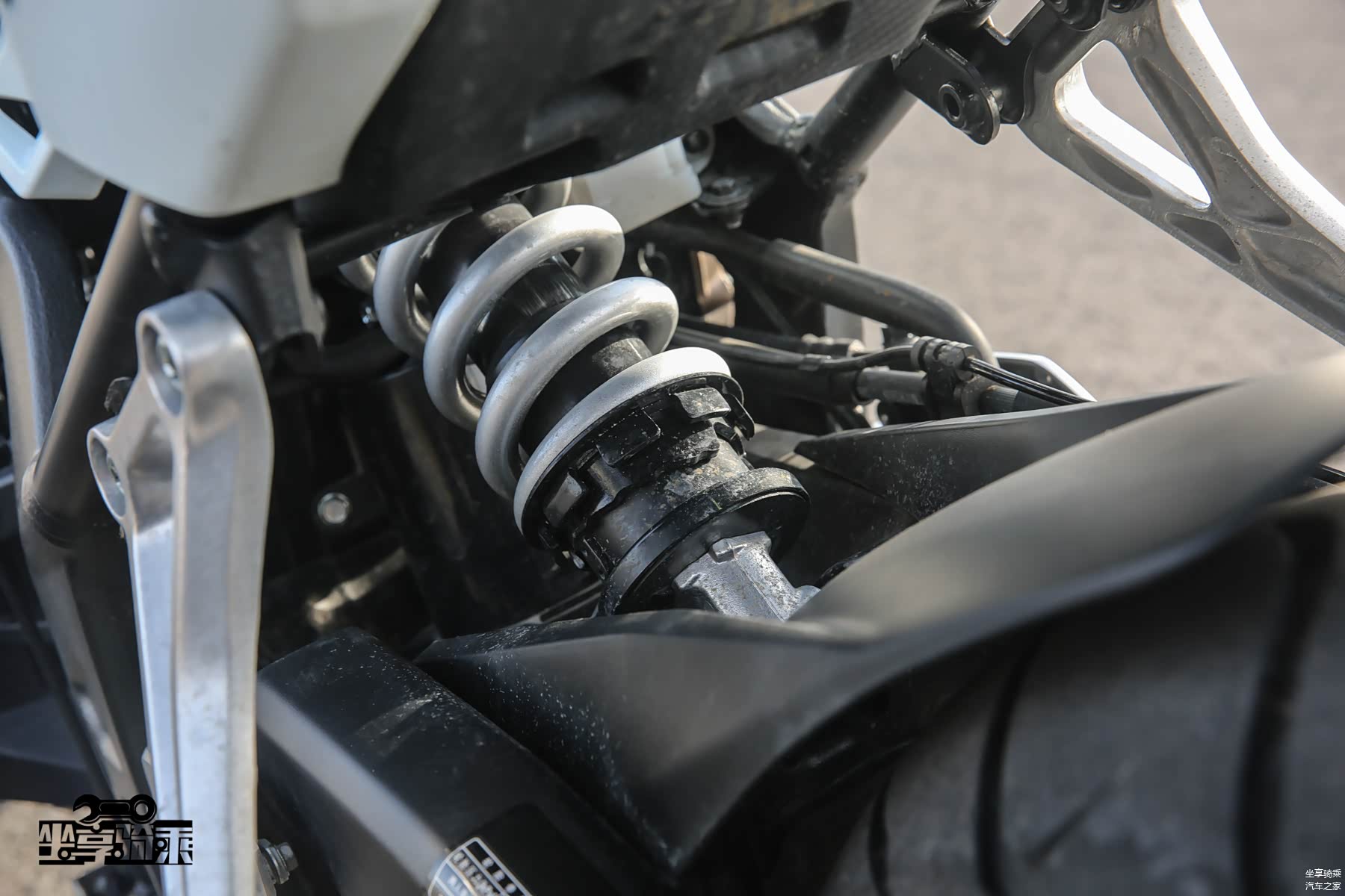 后避震采用中置布局，7段预载可调，但须借助专用扳手