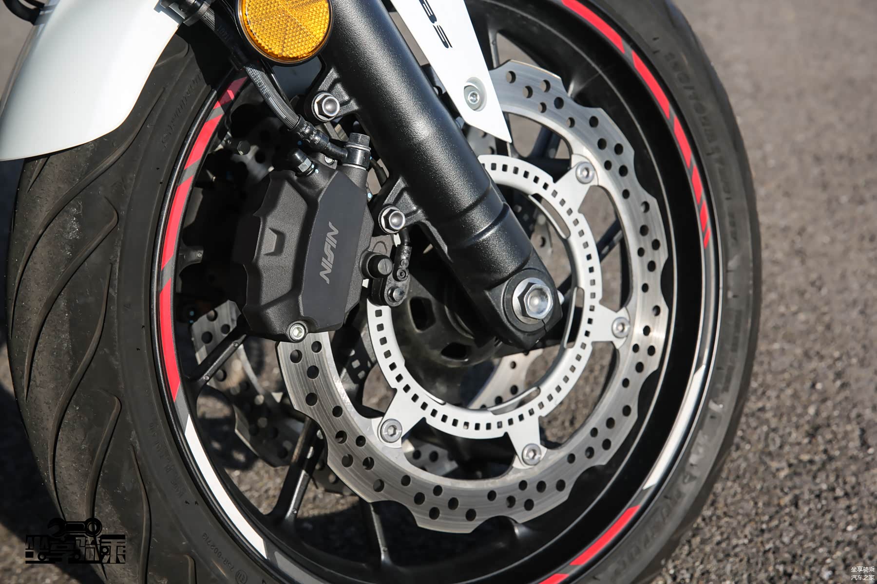 刹车下泵品牌同样是Nissin（日清），单向双活塞卡钳，320mm双浮动刹车盘，标配ABS系统