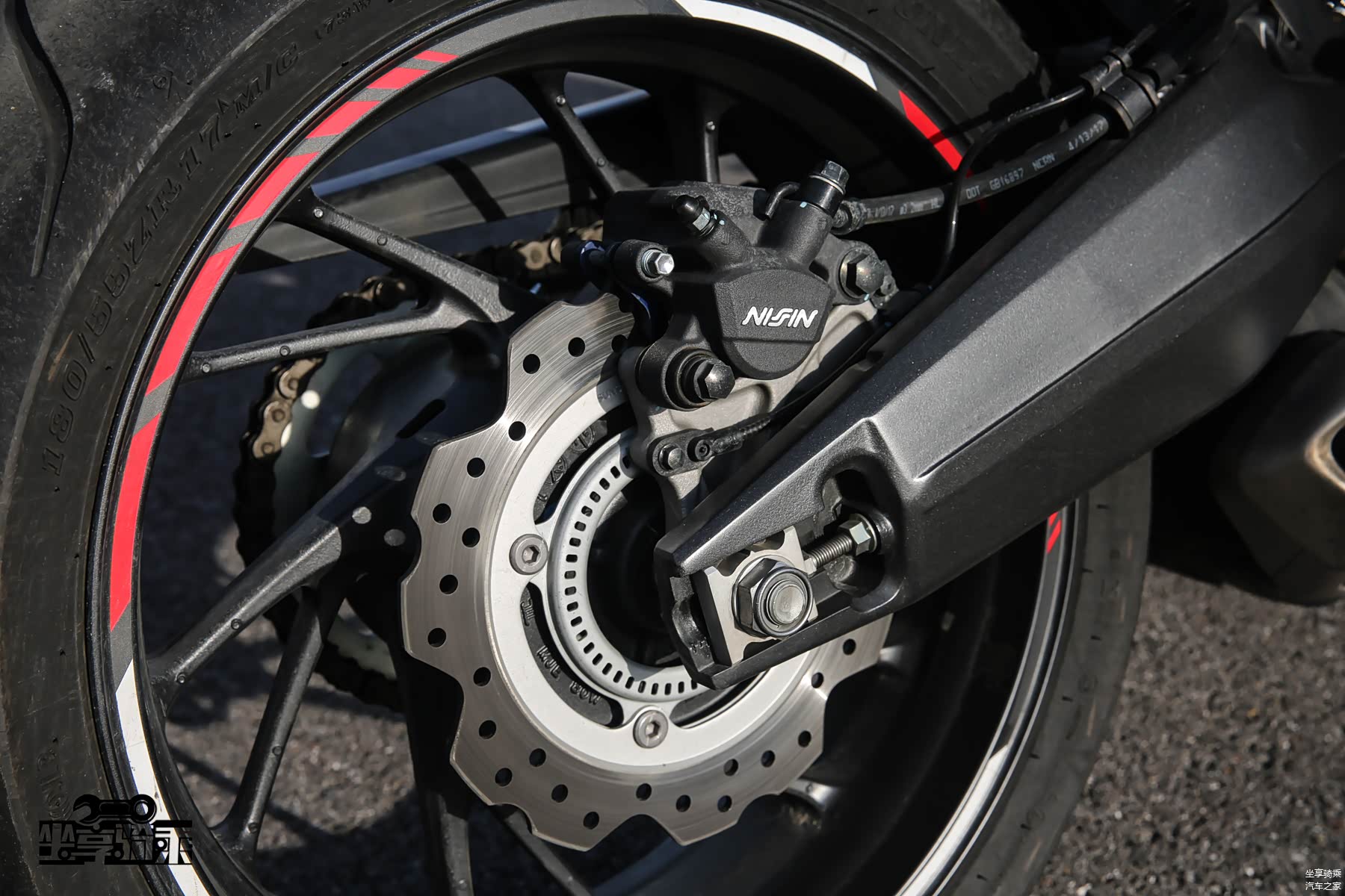 后刹车采用Nissin（日清）单活塞卡钳，240mm刹车盘