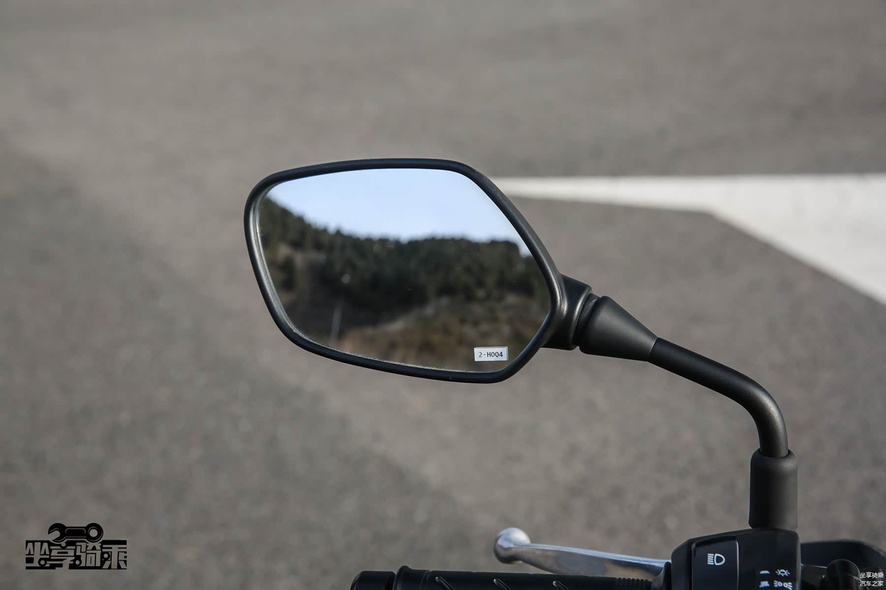 后视镜尺寸较大，视野良好