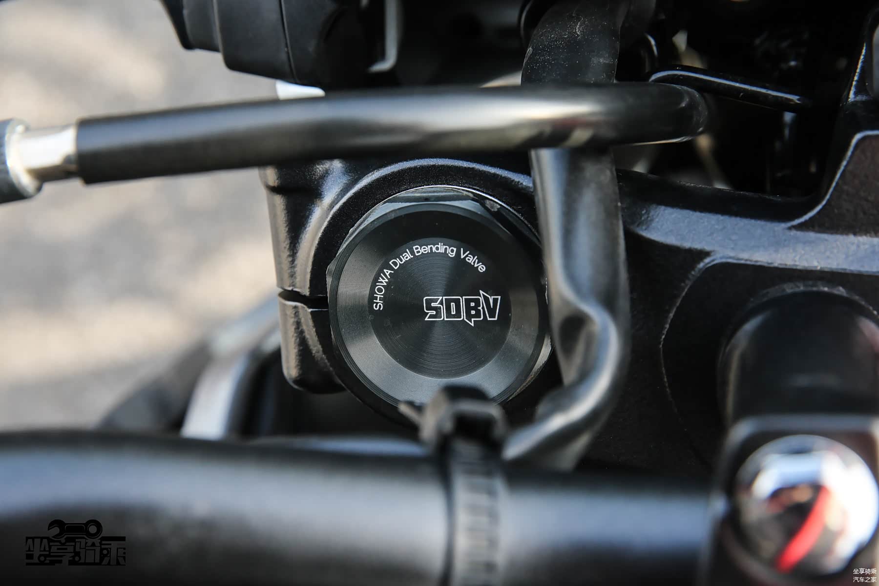 前避震不可调节，搭载了SDBV技术