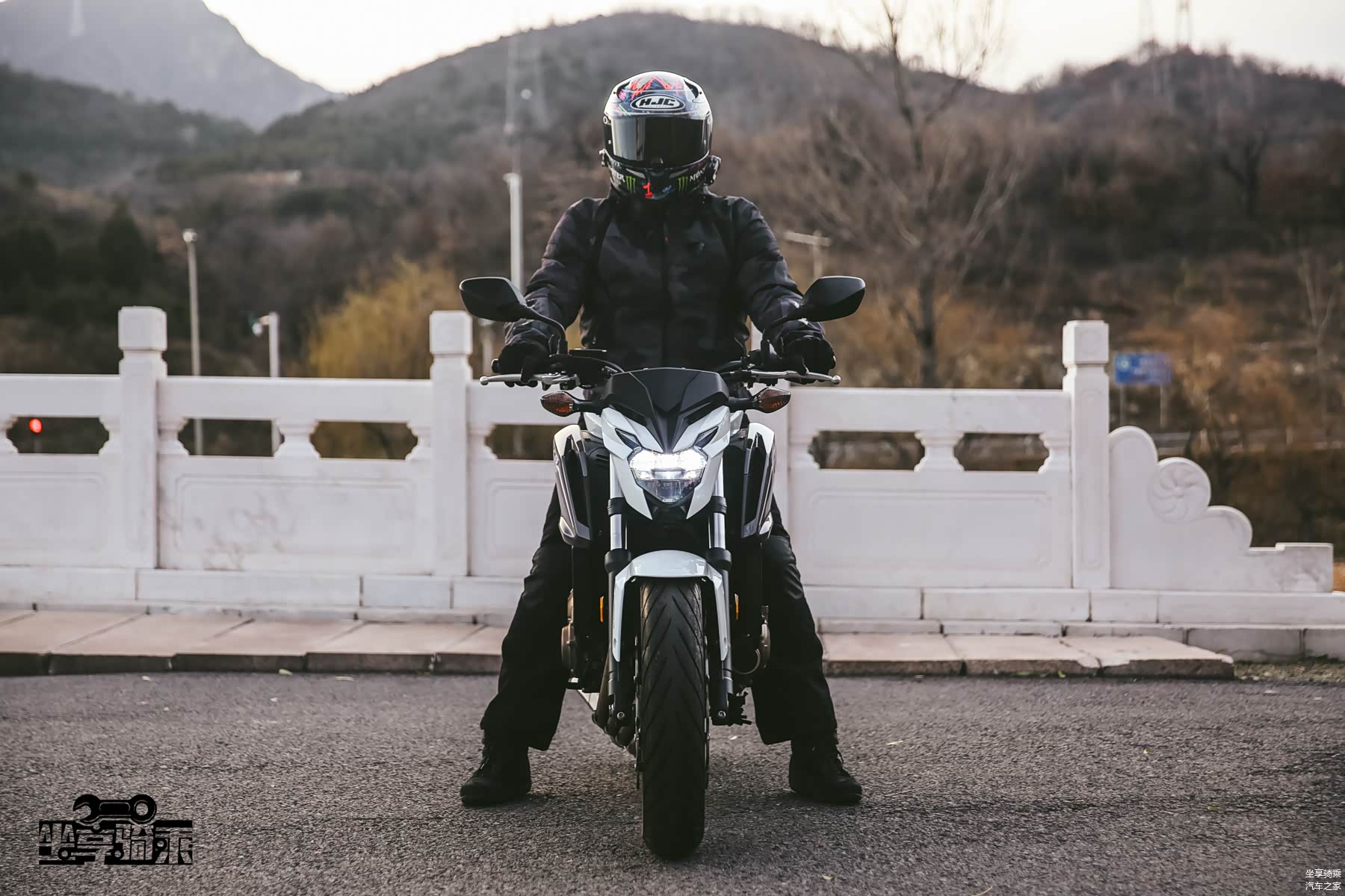 座高810mm，体验者身高175cm，双脚全脚掌着地