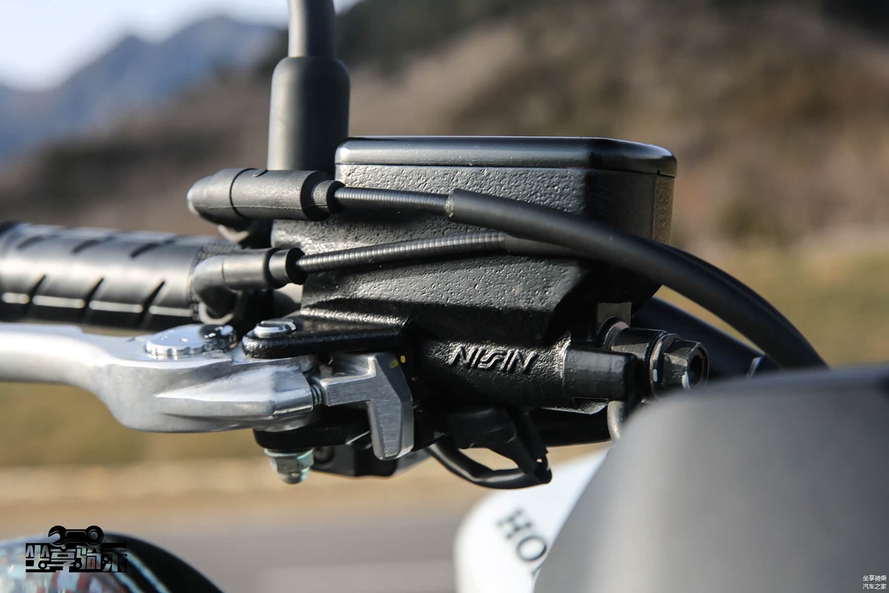 刹车上泵由Nissin（日清）出品，侧推结构