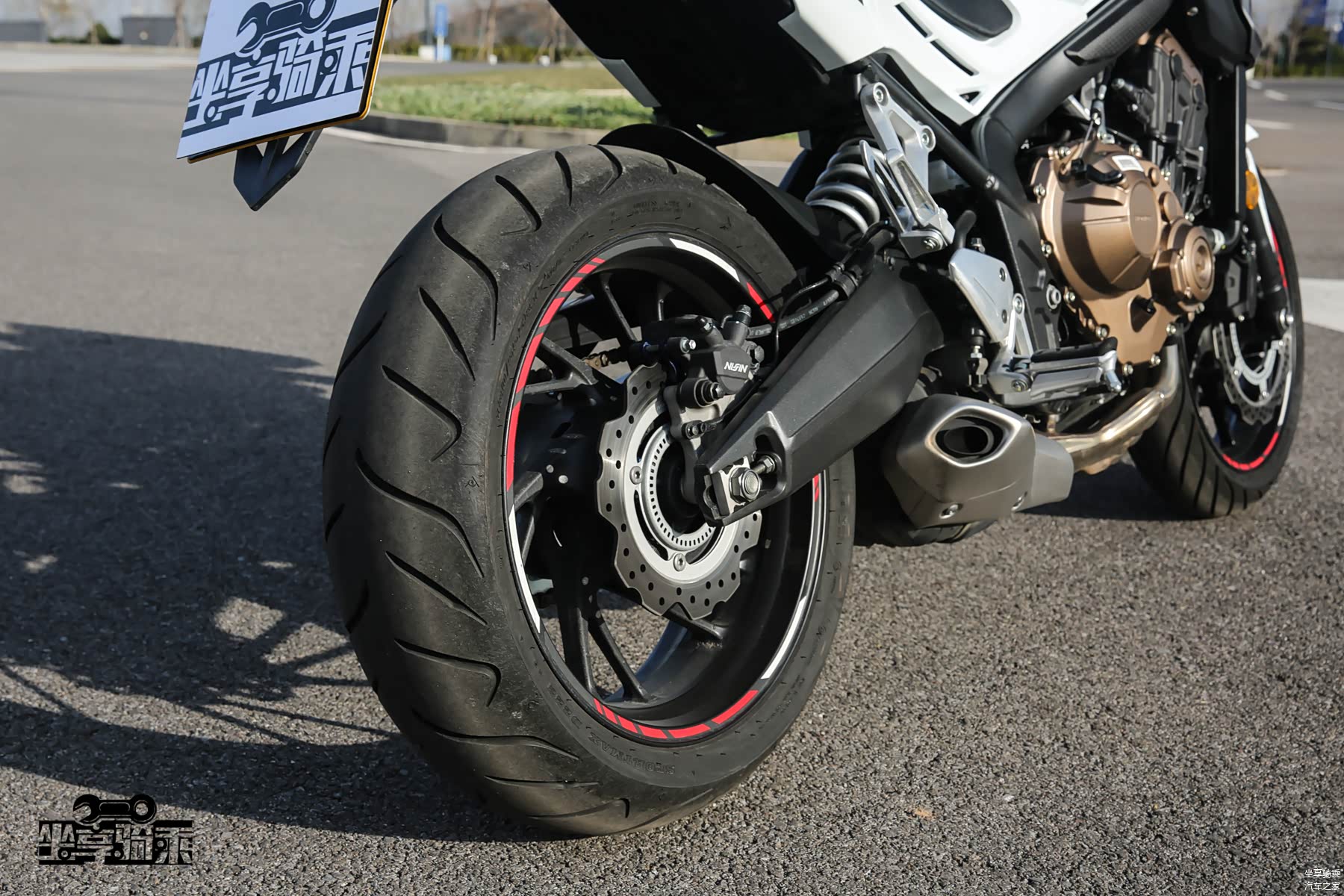 后轮胎尺寸为180/55 R17