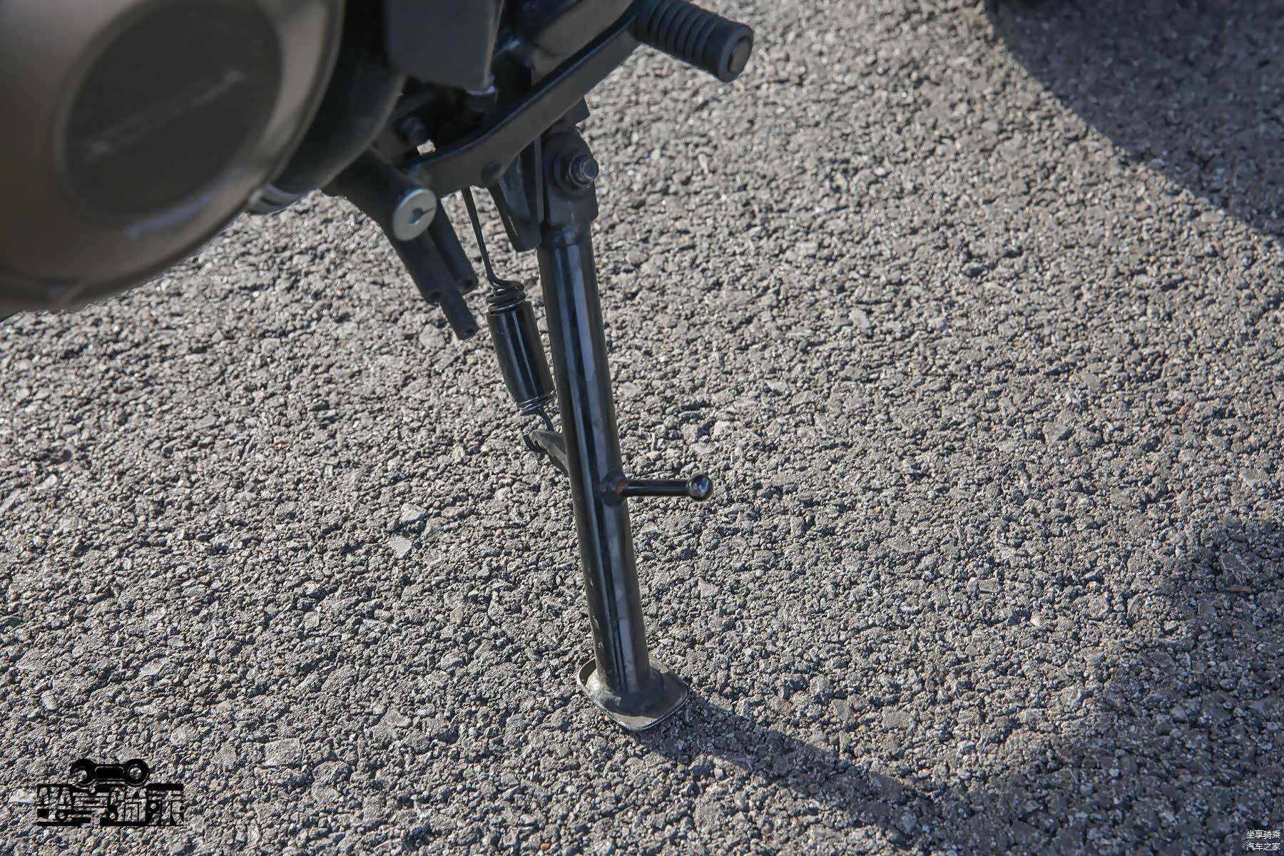 侧支配有横向凸起，操作时更加便捷