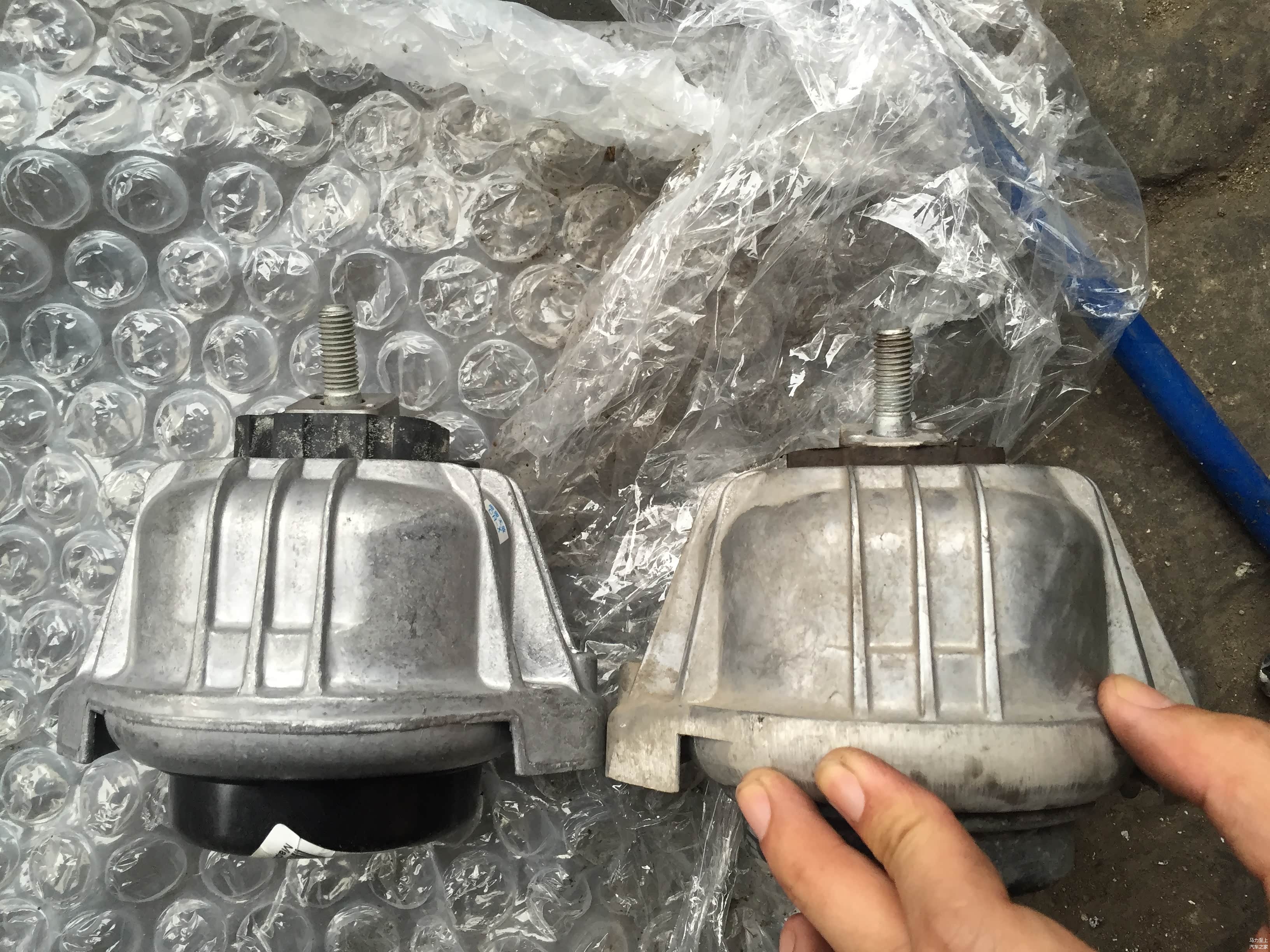 左边为新的机脚，右边为旧的机脚