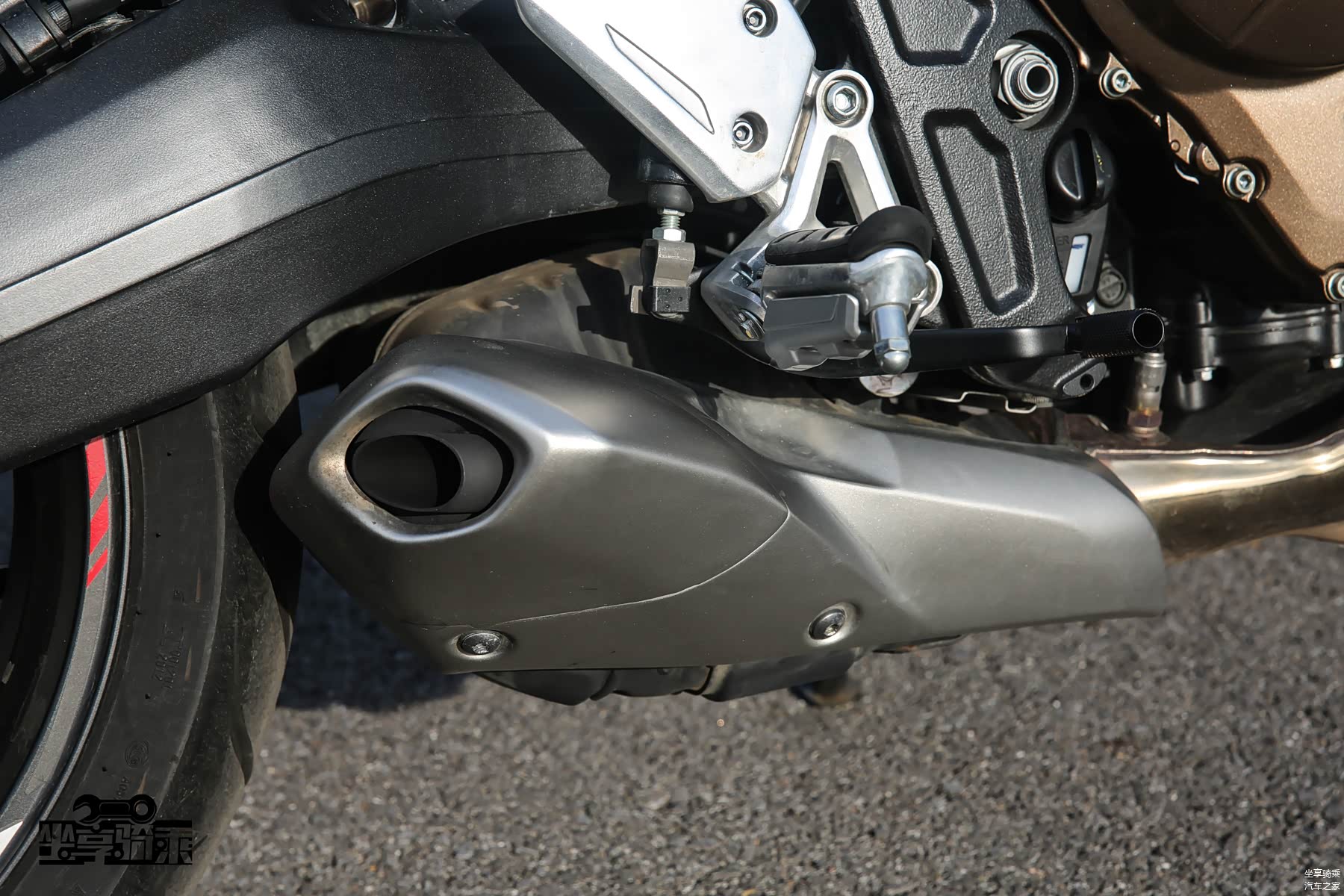 排气尾段采用底置布局