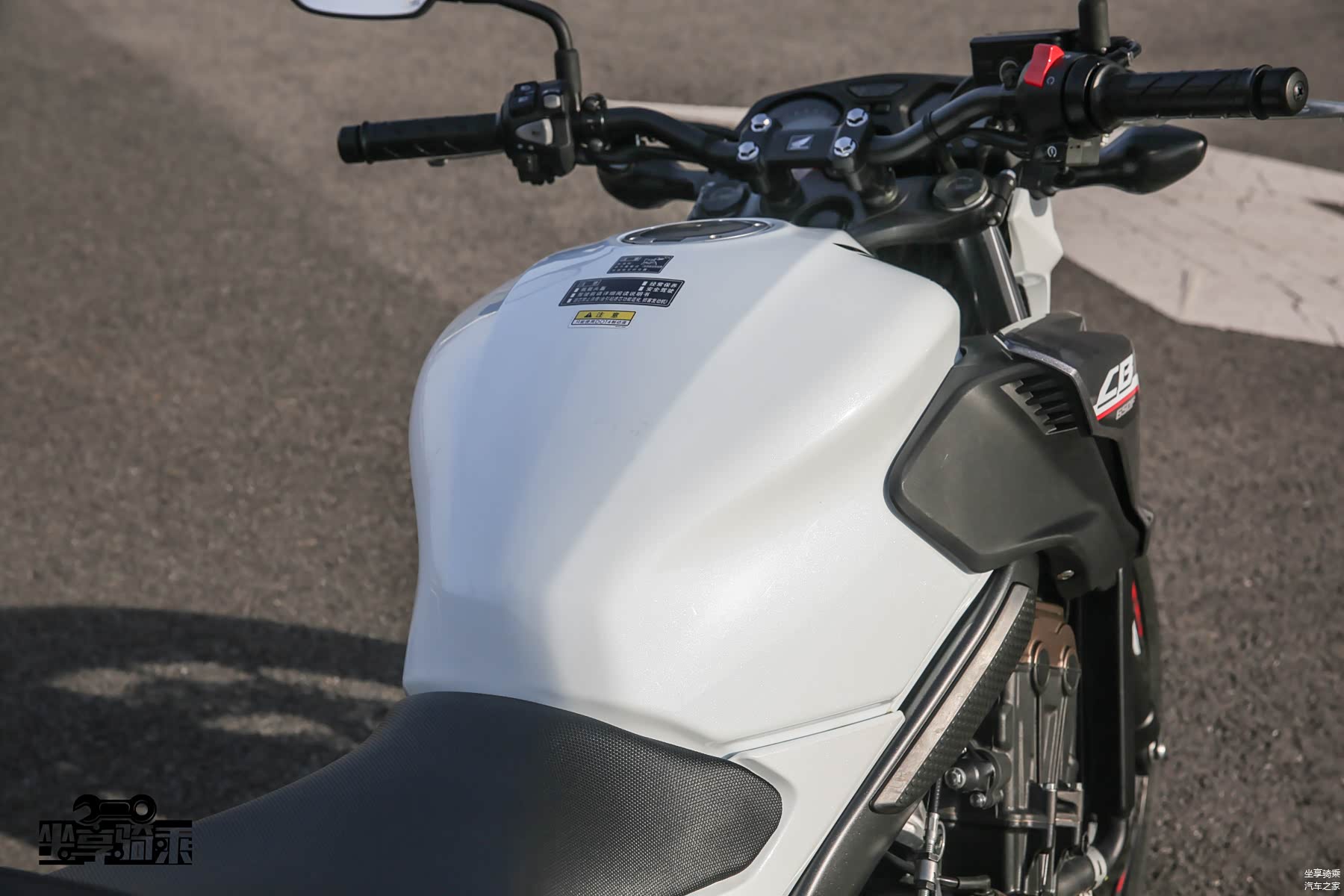 17.3L的大油箱在中量级街车中较少见，凭借着本田一贯的低油耗表现，相信续航能力非凡