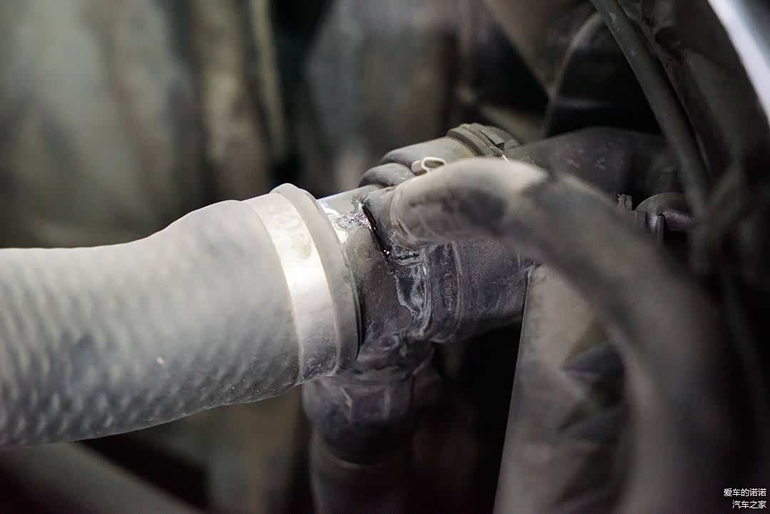 水箱上水管渗漏痕迹