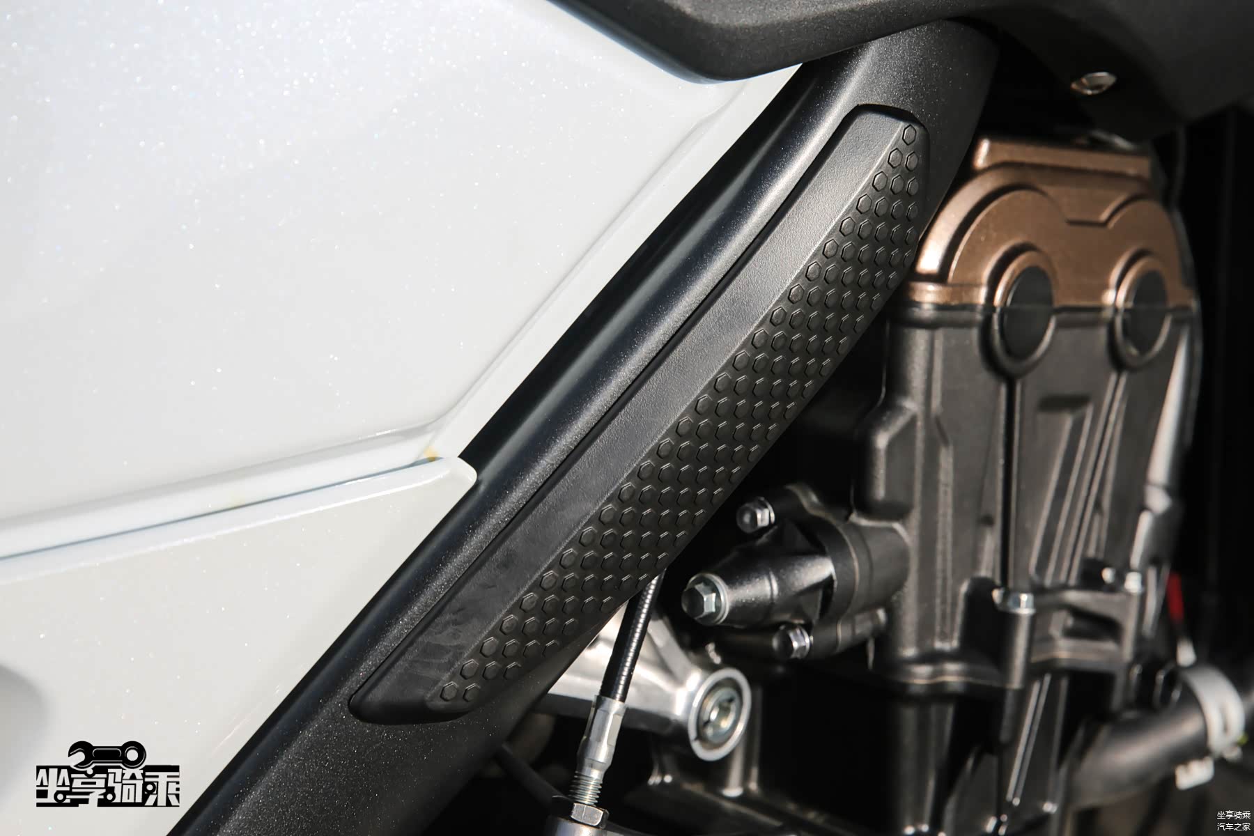 车架侧方配有防滑橡胶，避免骑士腿部磨损车漆的同时，更能在弯道侧挂时增大摩擦力，细节之处可见大厂风范