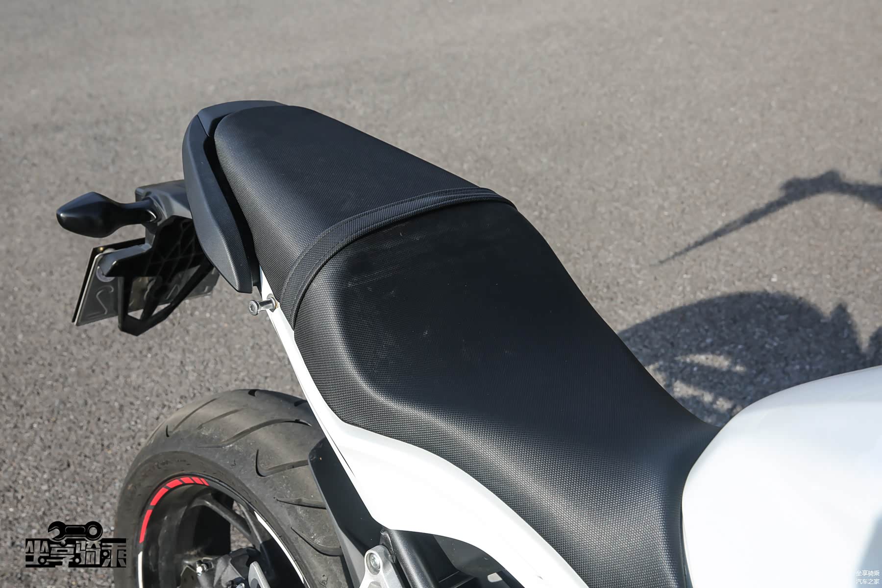 采用一体式坐垫设计，后座侧方没有配备扶手，推车时可以使用车座上方的带子，不过恐怕后座乘客只能紧紧抱住