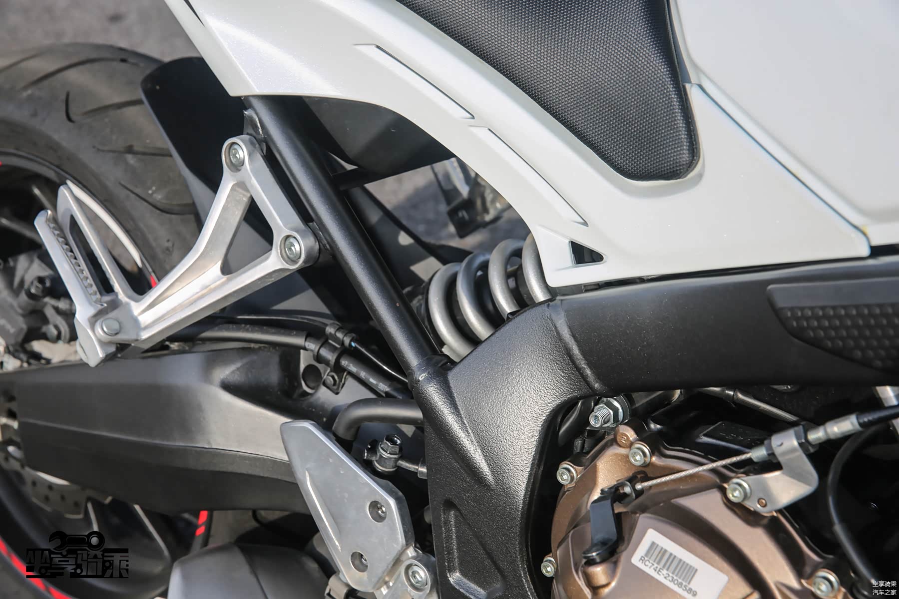 副车架为钢管材质，直接焊接于主车架后方
