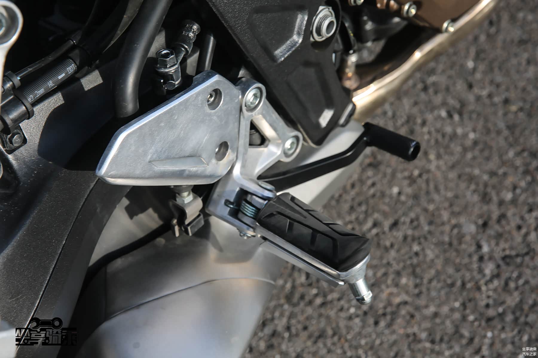 右侧脚踏，配备探针