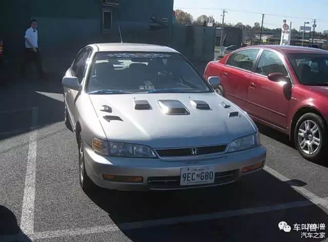 Ricer指的是给车加装了过多不必要的东西，让别人以为车很快，其实根本没什么卵用，比如这种