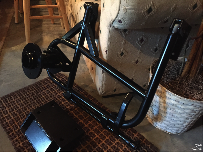 上图为备胎架和拆装盘件。