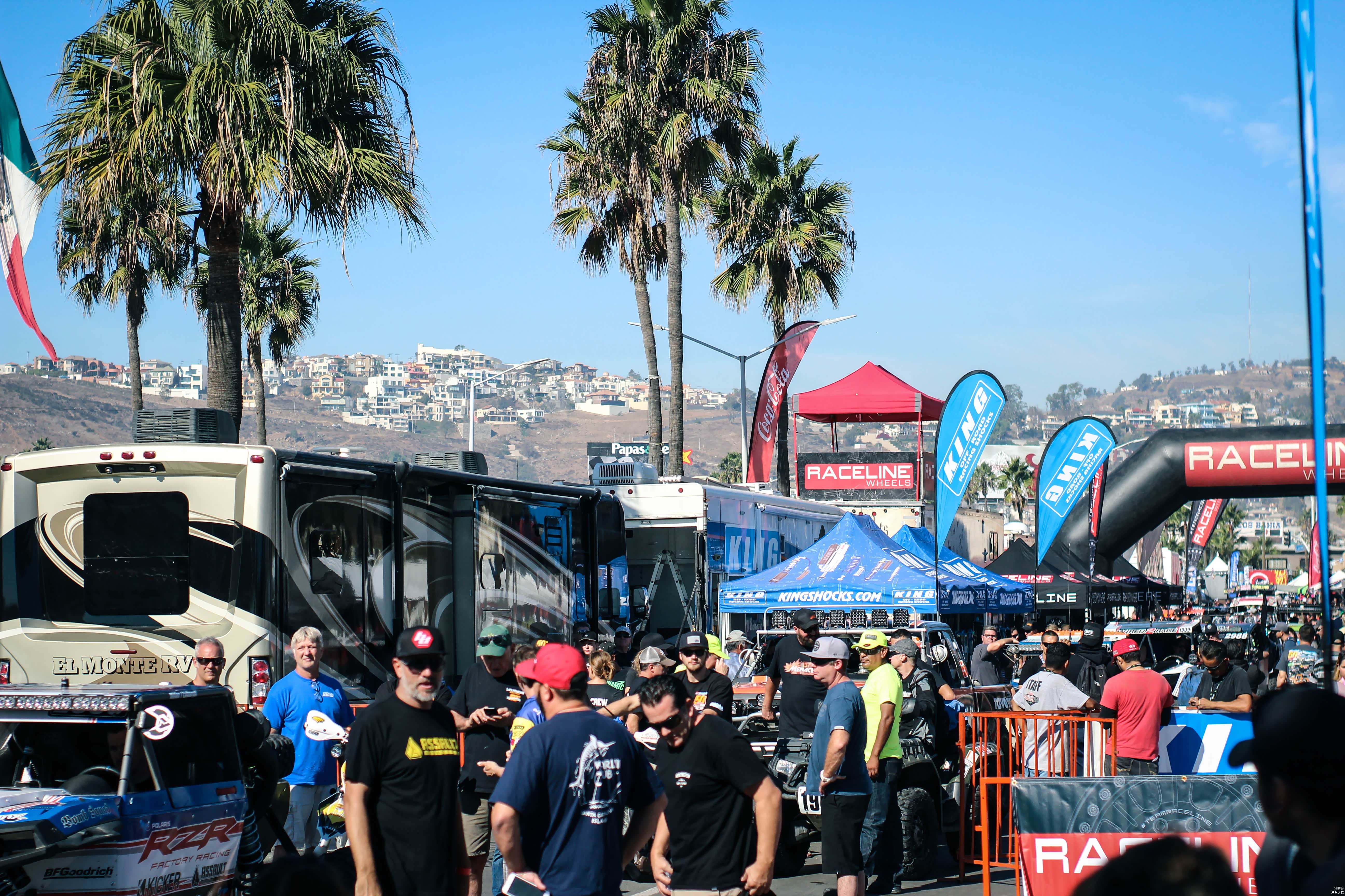 街道也变得越来越热闹，这是一个属于当地人和赛车爱好者的狂欢节